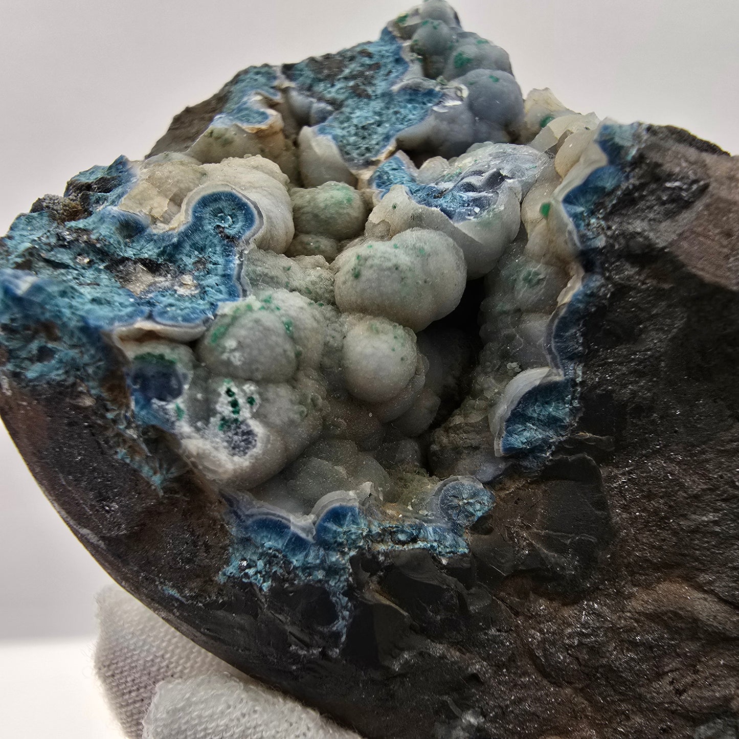 Grand spécimen de shattuckite et de malachite, cristaux en boule, Kaokoveld, Namibie, 69 x 53 x 44 mm
