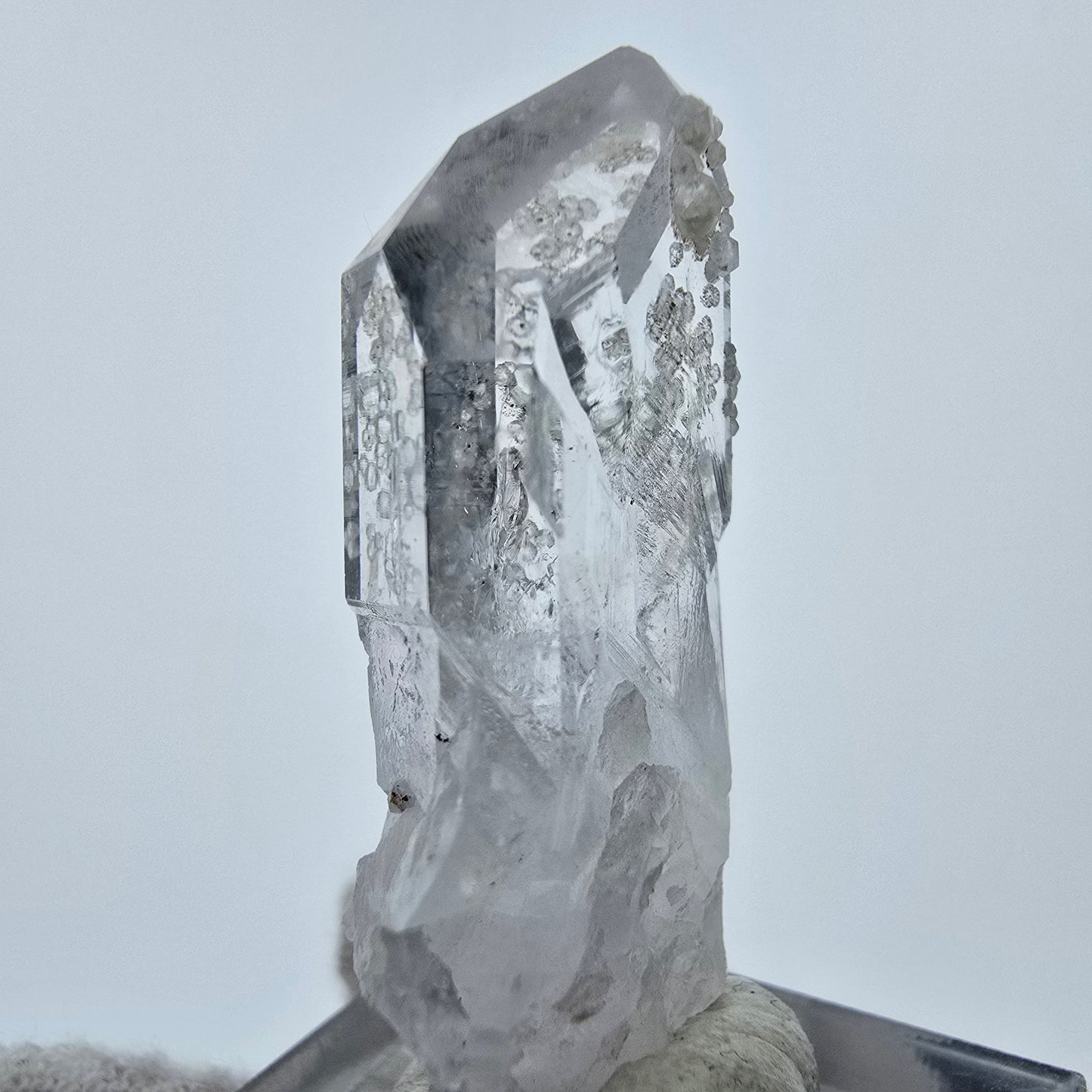 Klarer Zepter Quarz Analcim, Amethyst Streep Mine Goboboseb Namibia 40*19*10mm