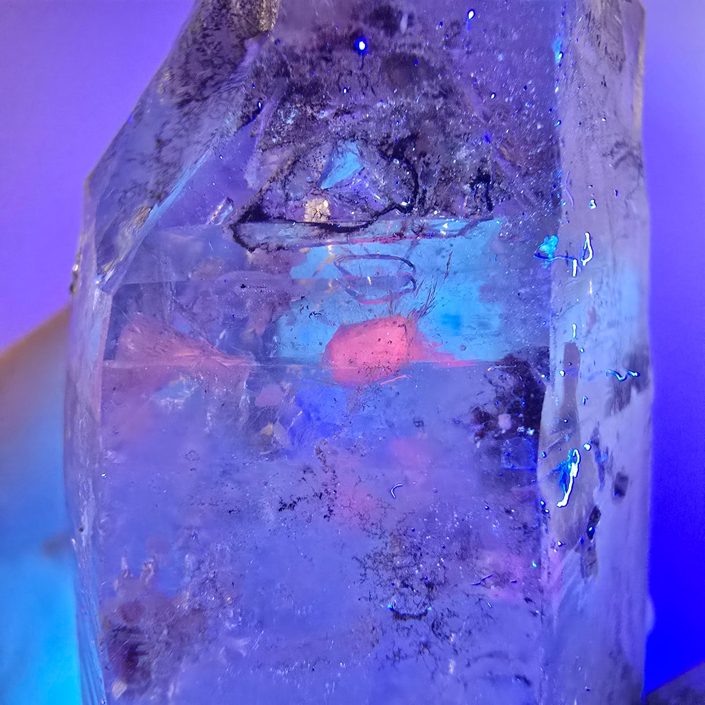 Sceptre squelette en quartz fumé DT, poche Saint-Valentin en calcite UV, Namibie 101 x 64 x 52 mm