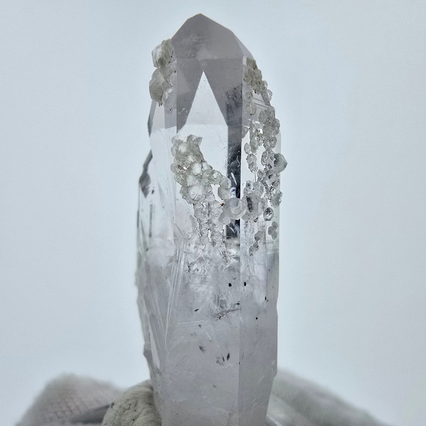 Klarer Zepter Quarz Analcim, Amethyst Streep Mine Goboboseb Namibia 40*19*10mm