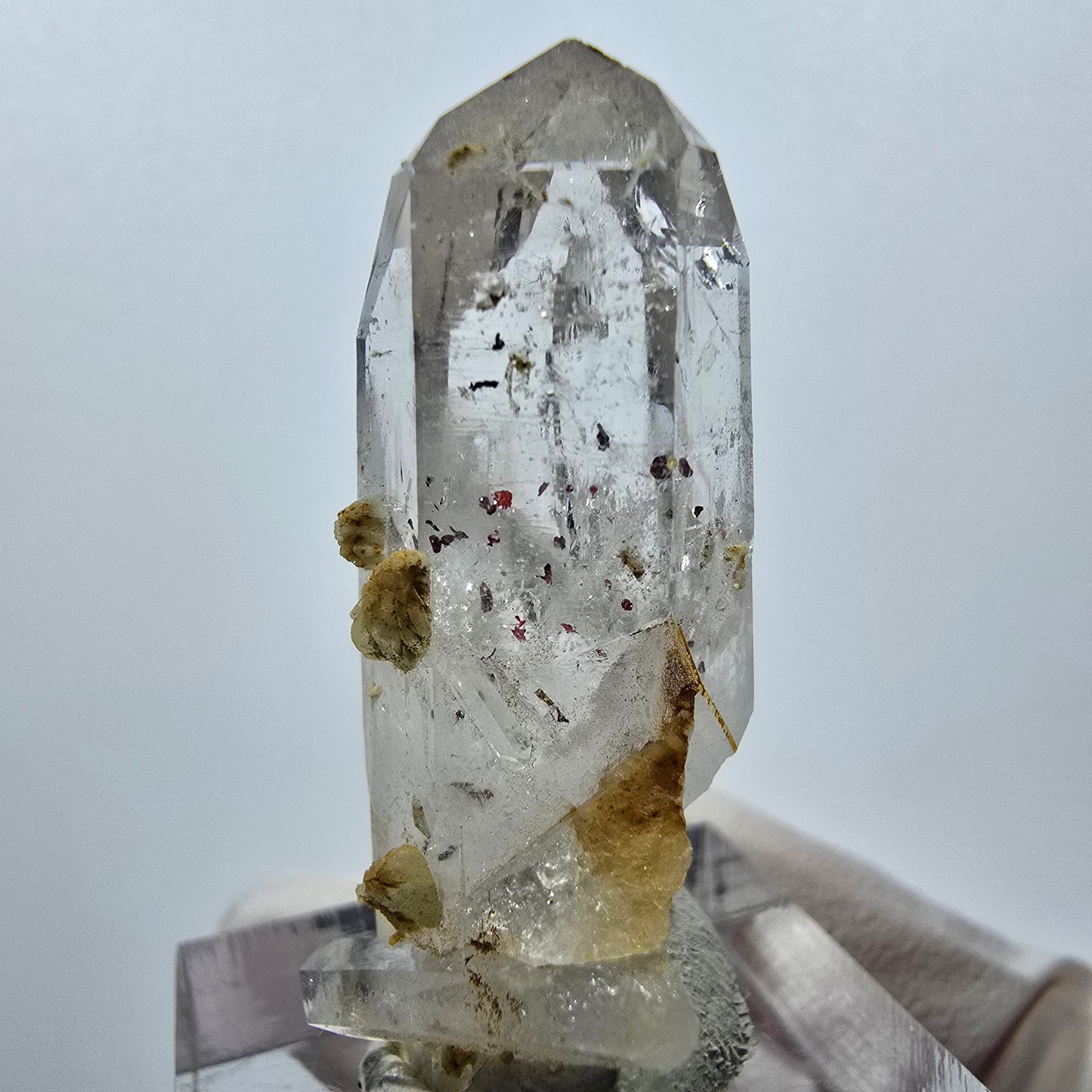 Quartz clair, préhnite, hématite, mine Point Streep, Goboboseb, Namibie, 38 x 22 x 16 mm