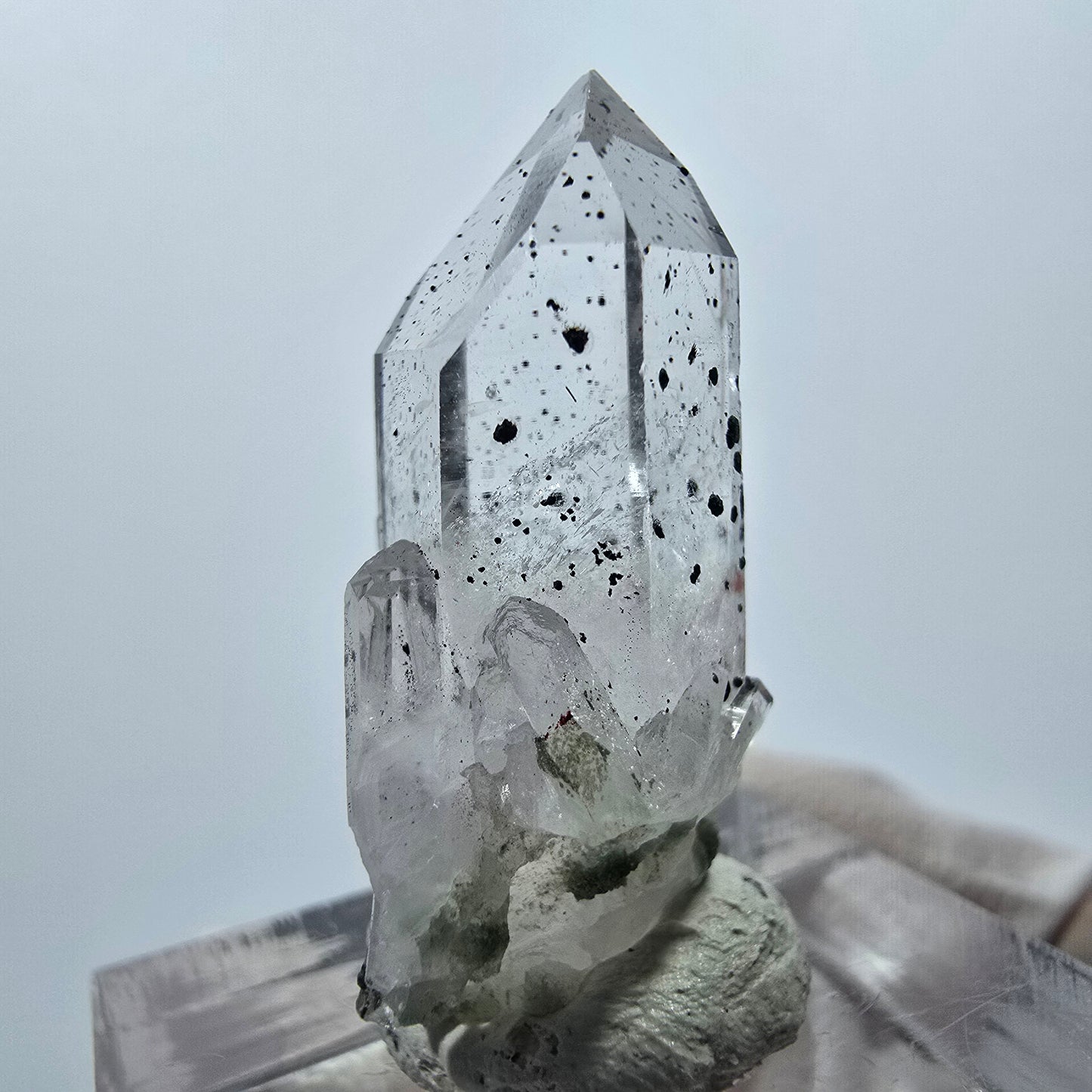 Quartz hématite transparent Point Streep Mine, Goboboseb, Namibie 29 x 14 x 10 mm