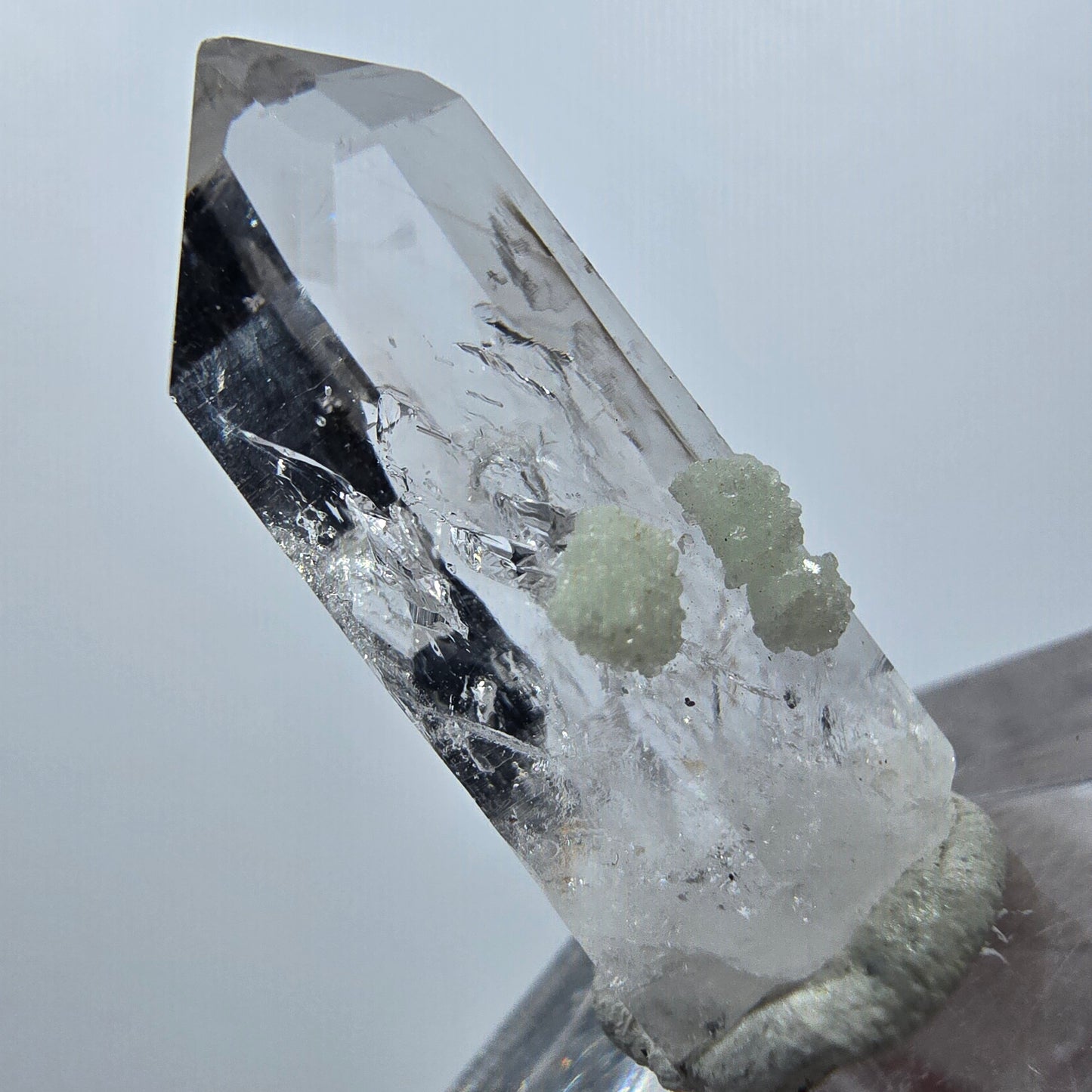 Quartz clair avec préhnite Point Streep Mine, Goboboseb, Namibie 28 x 12 x 10 mm
