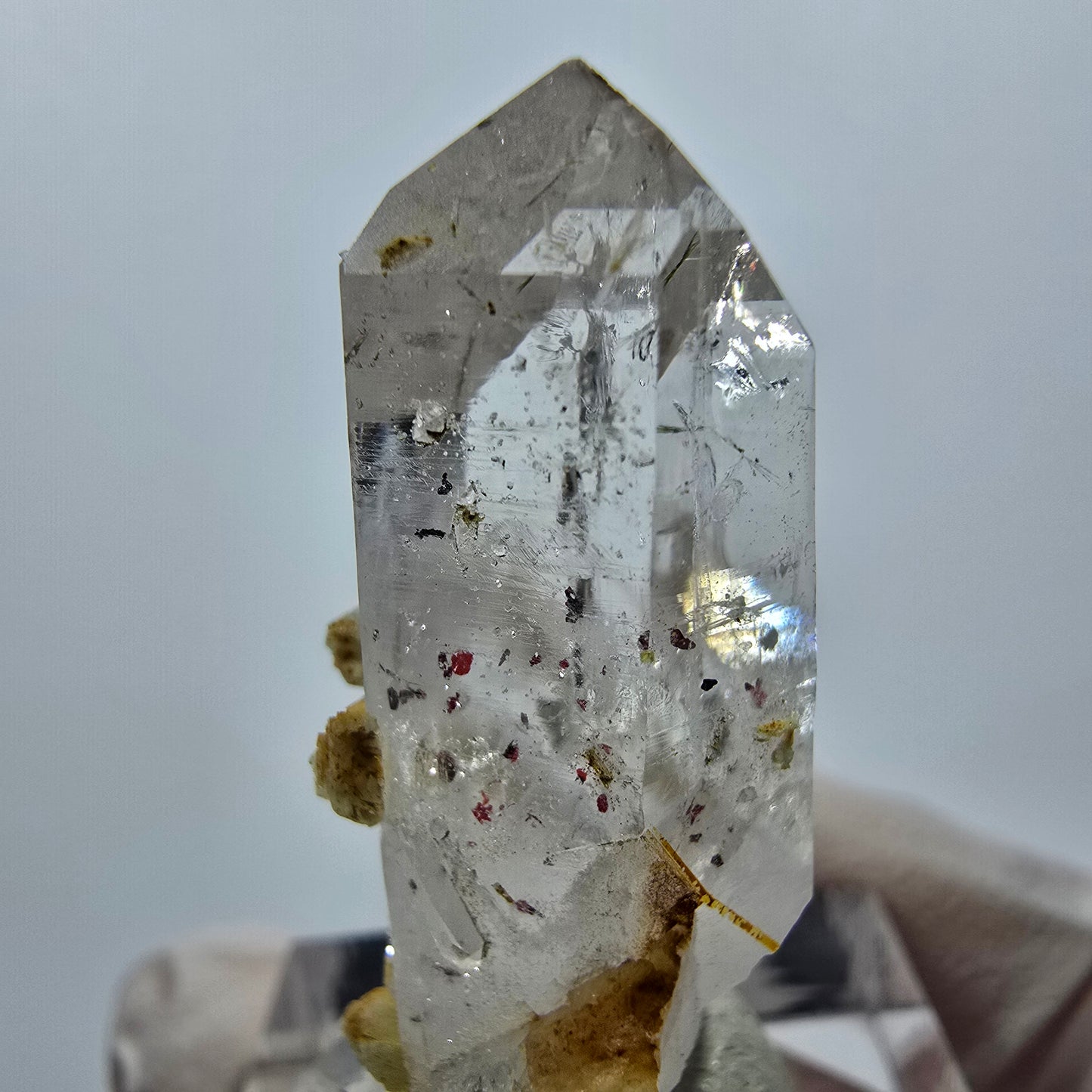 Quartz clair, préhnite, hématite, mine Point Streep, Goboboseb, Namibie, 38 x 22 x 16 mm