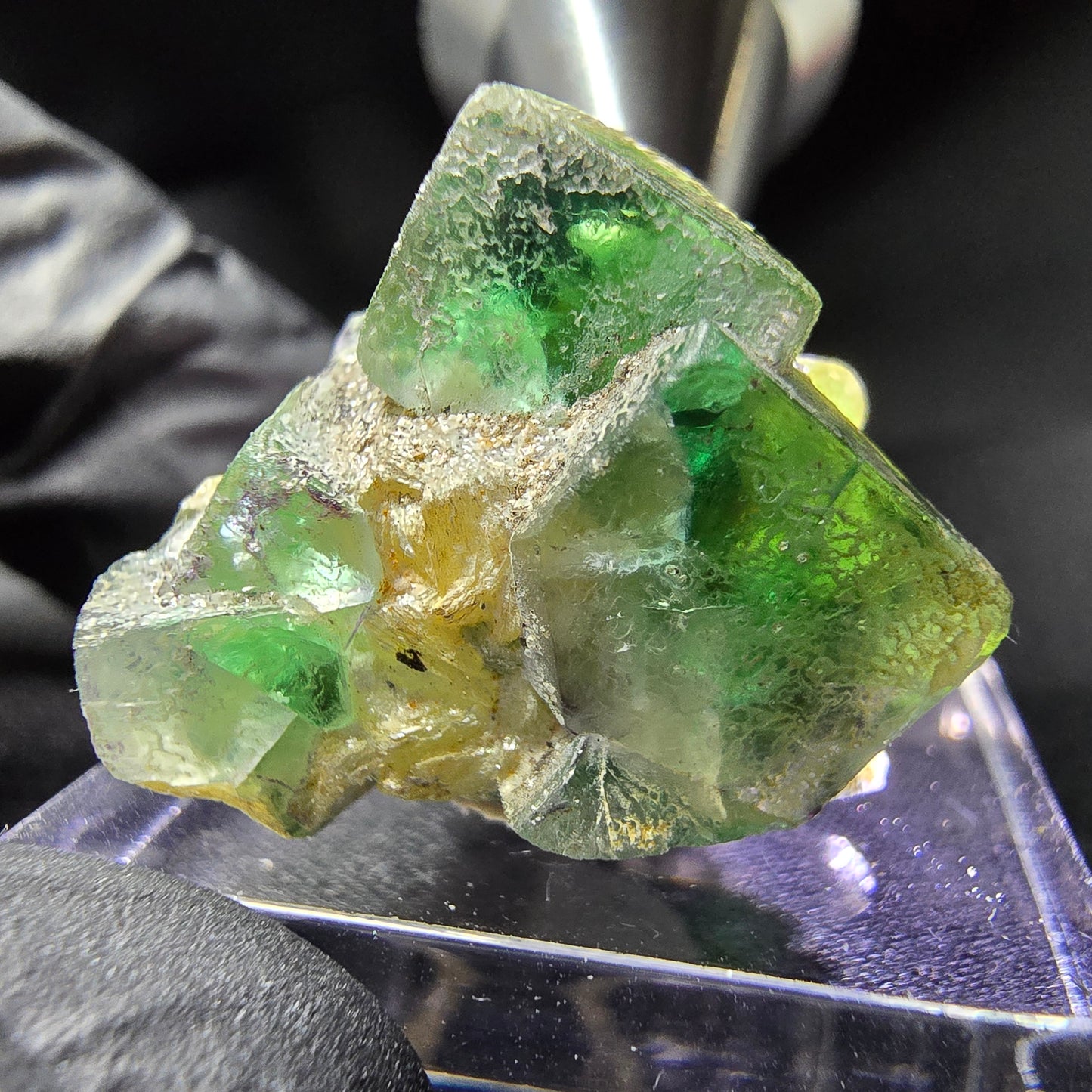 Seltene Fluorit XX mit Muskovit Würfel Stufe grün 21*19*17mm aus Erongo, Namibia
