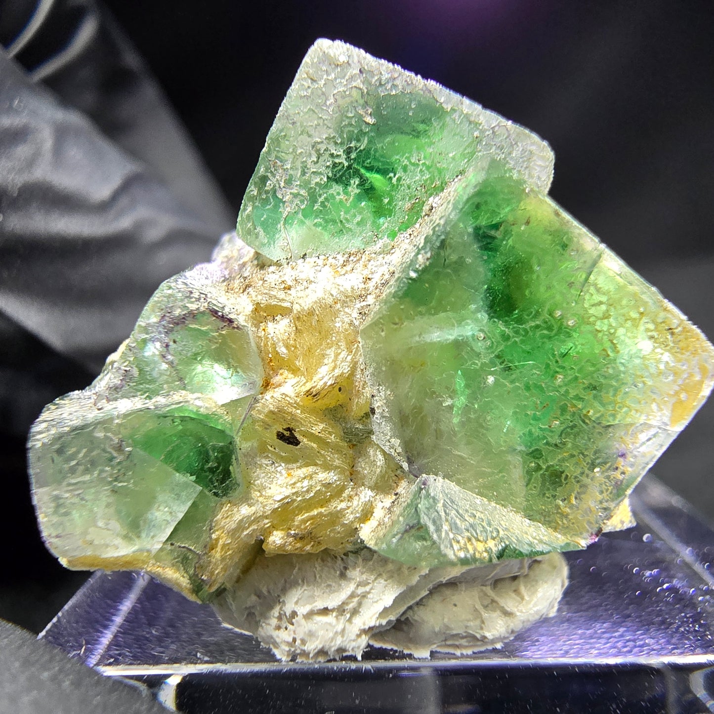 Seltene Fluorit XX mit Muskovit Würfel Stufe grün 21*19*17mm aus Erongo, Namibia