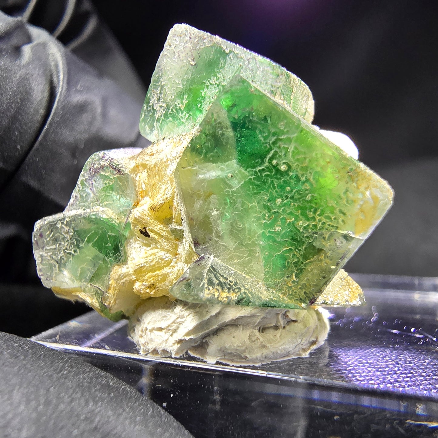 Seltene Fluorit XX mit Muskovit Würfel Stufe grün 21*19*17mm aus Erongo, Namibia