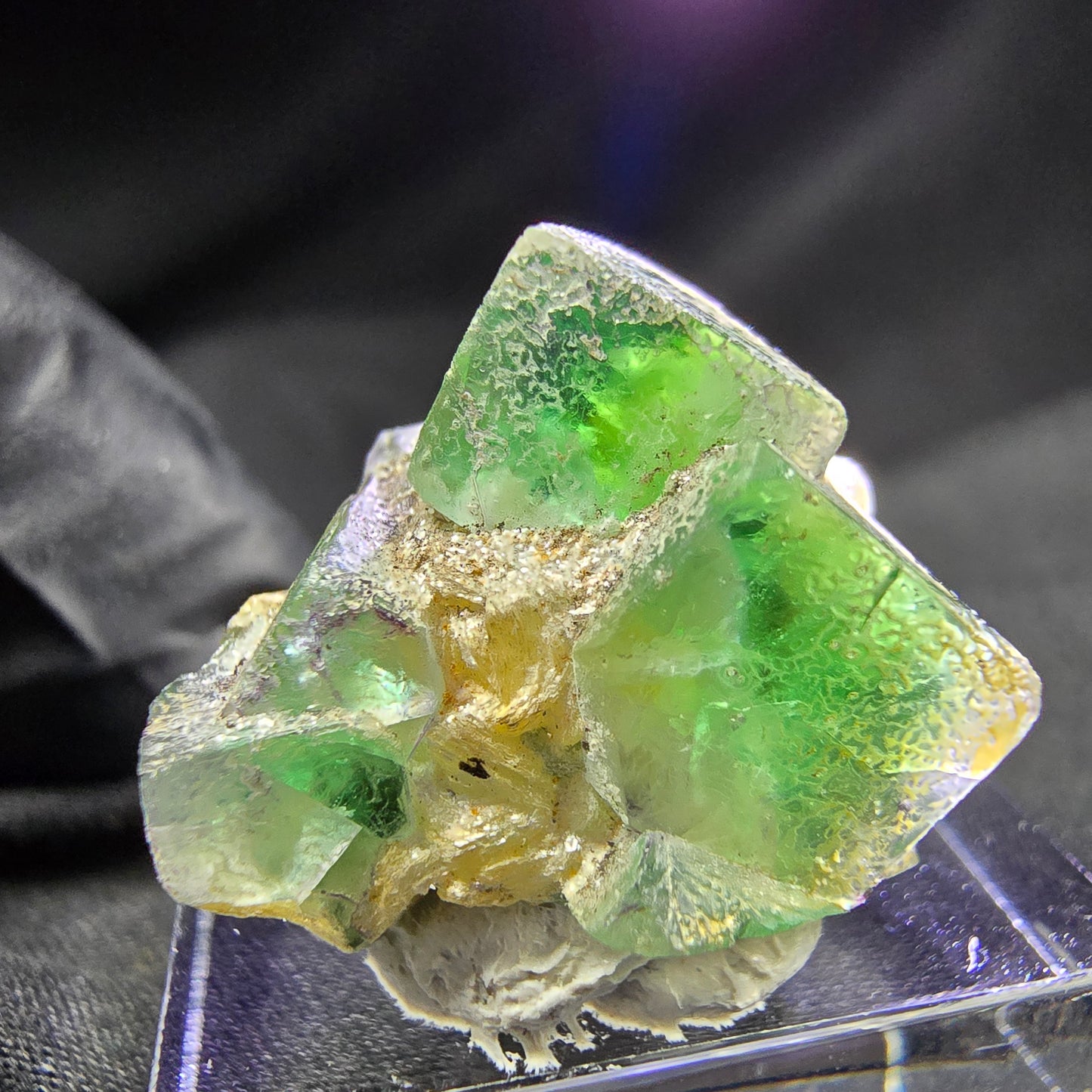 Seltene Fluorit XX mit Muskovit Würfel Stufe grün 21*19*17mm aus Erongo, Namibia