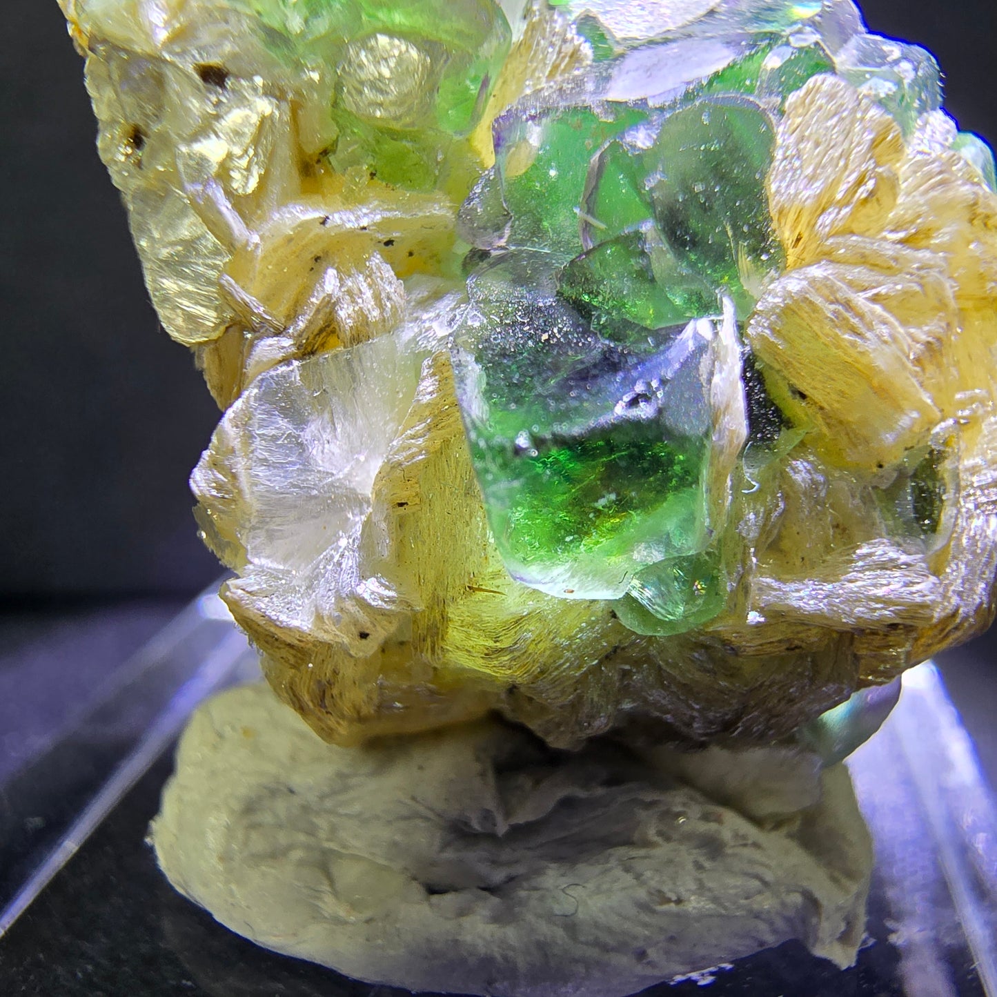 Klare Fluorit mit Muskovit grün 27*23*19mm Erongo, Namibia Mineraliensammlung