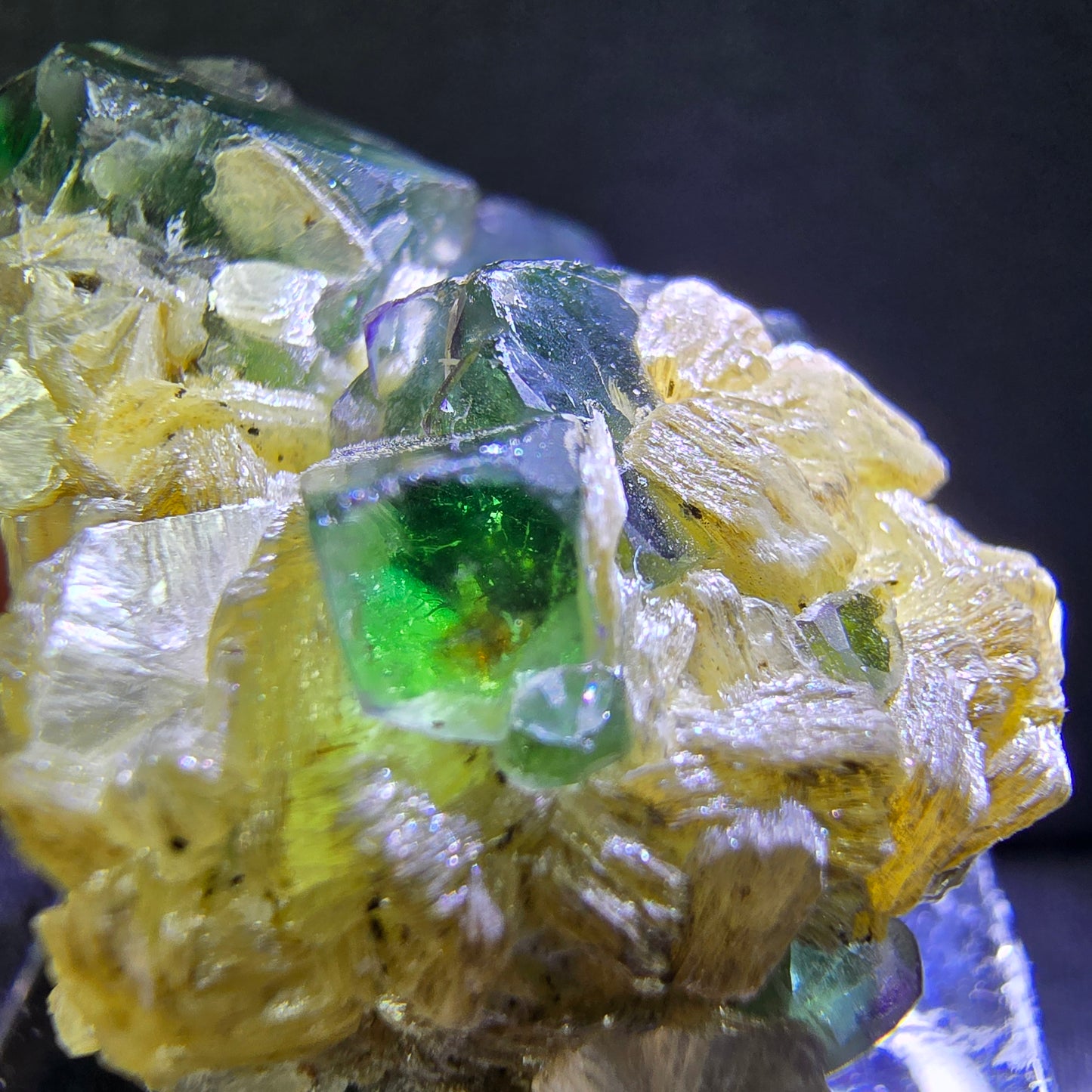 Klare Fluorit mit Muskovit grün 27*23*19mm Erongo, Namibia Mineraliensammlung