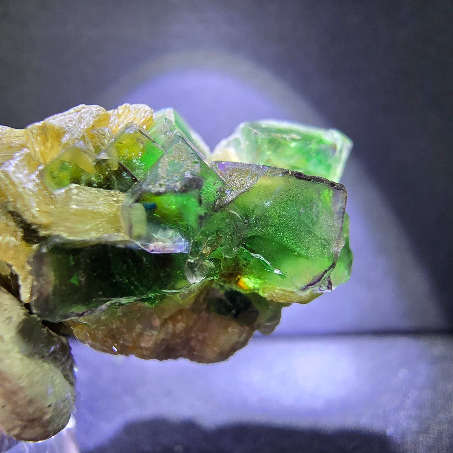 Klare Fluorit mit Muskovit grün 27*23*19mm Erongo, Namibia Mineraliensammlung