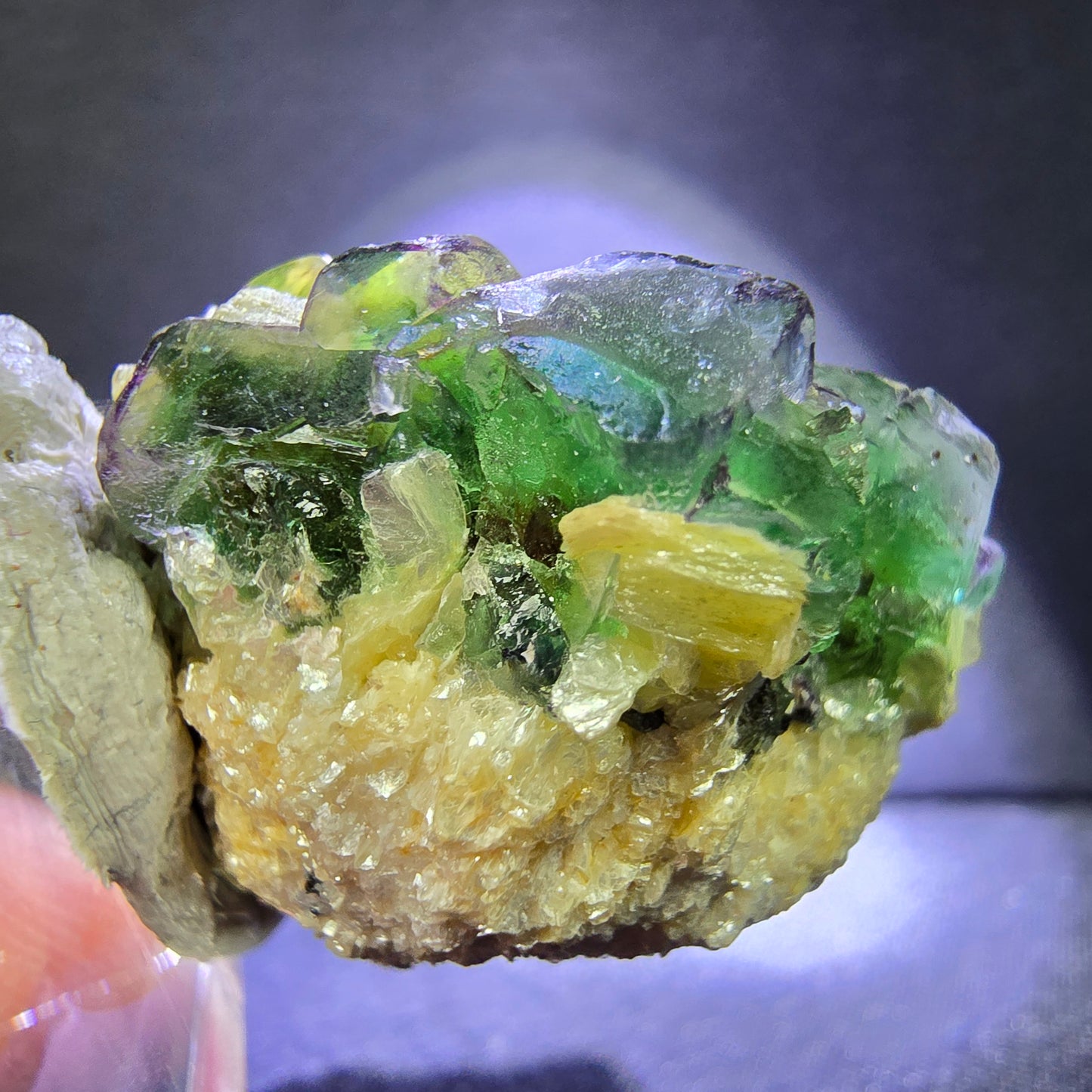Klare Fluorit mit Muskovit grün 27*23*19mm Erongo, Namibia Mineraliensammlung