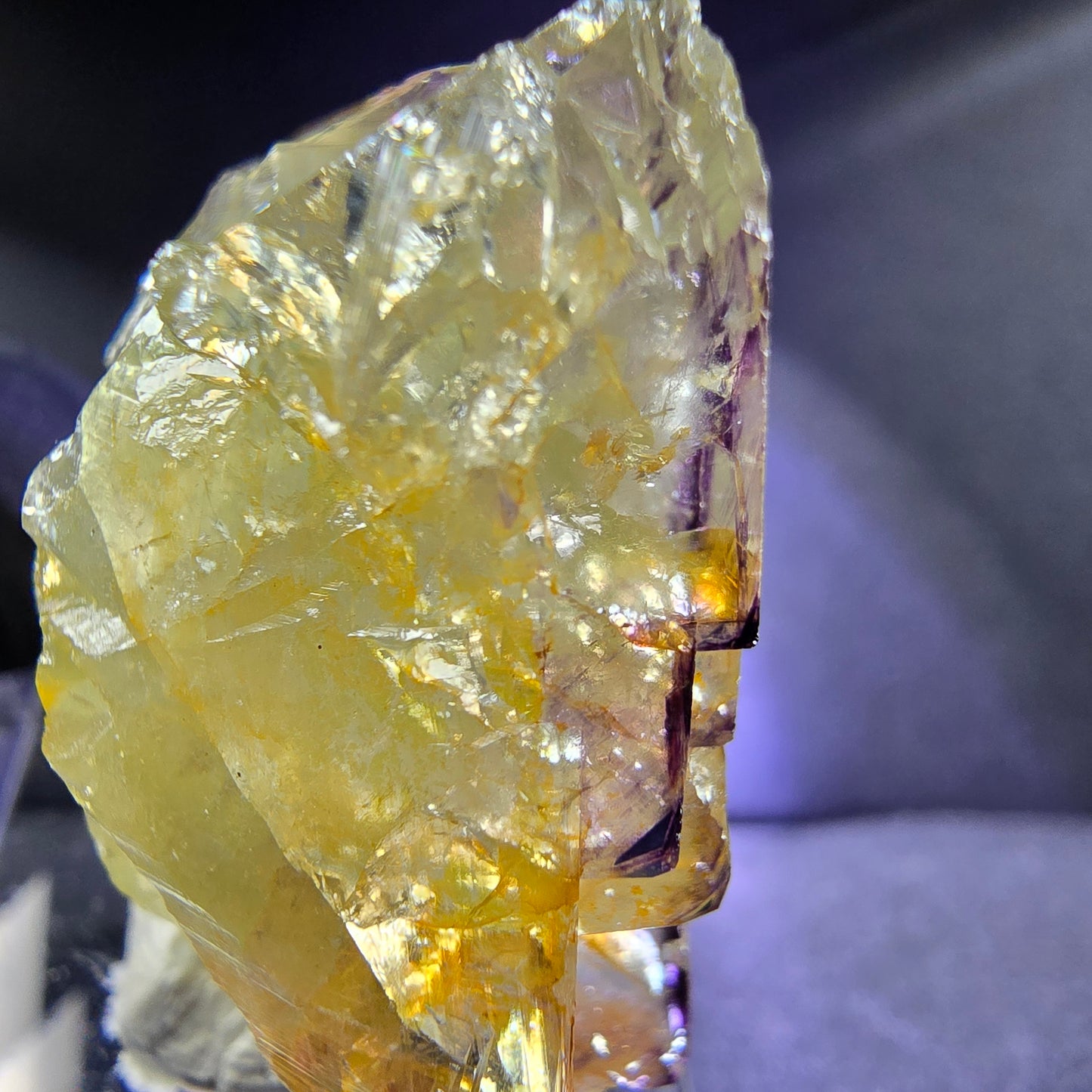 Klarer Phantom Honey Pocket Fluorit Würfel gelb lila 30*28*19mm Okorusu, Namibia