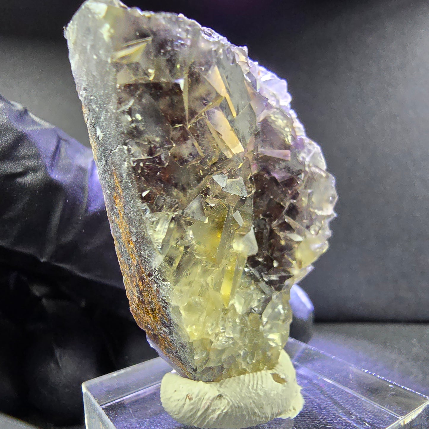 Rare Zonare Fluorite XX niveau cube jaune violet 43*28*15mm d'Okorusu, Namibie