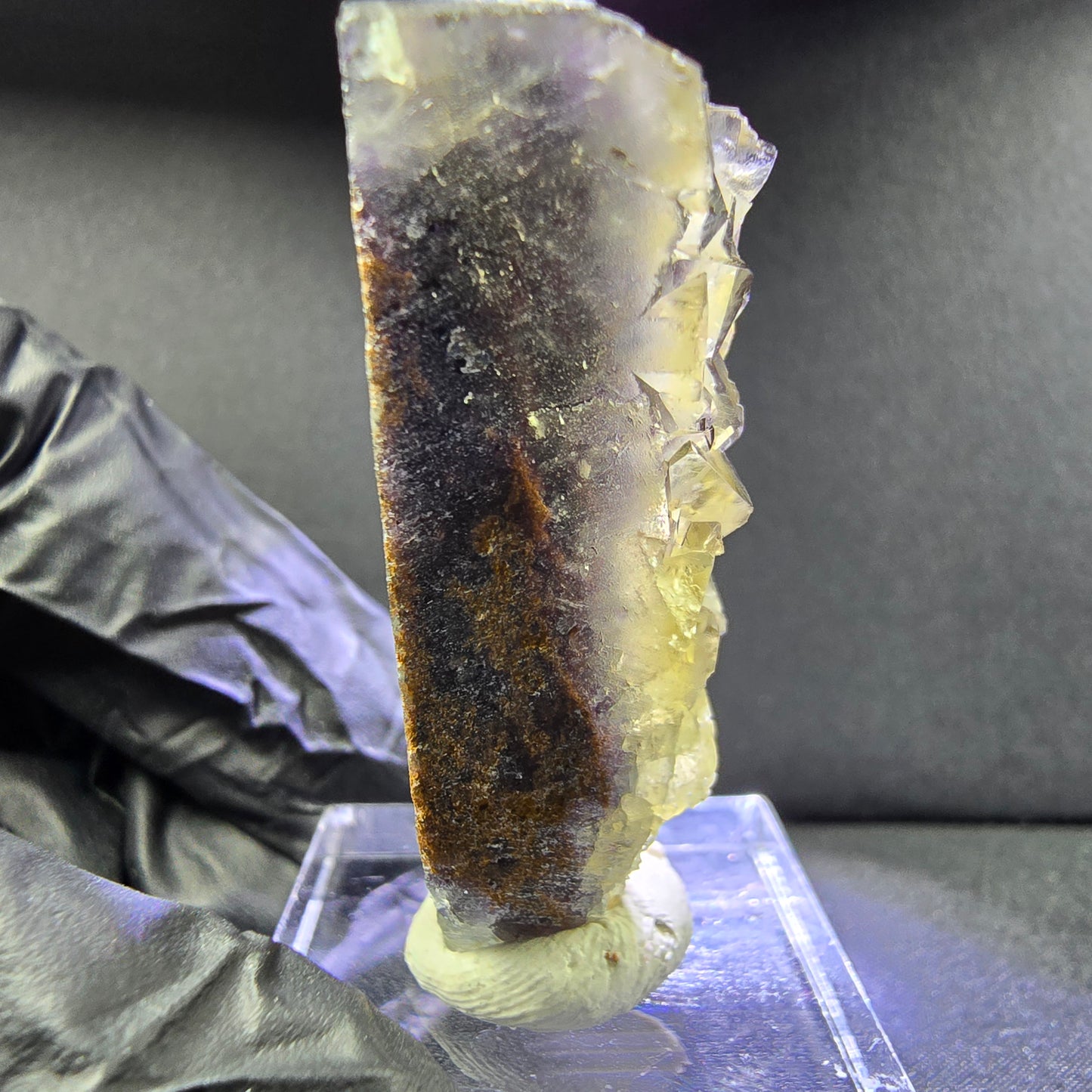 Rare Zonare Fluorite XX niveau cube jaune violet 43*28*15mm d'Okorusu, Namibie