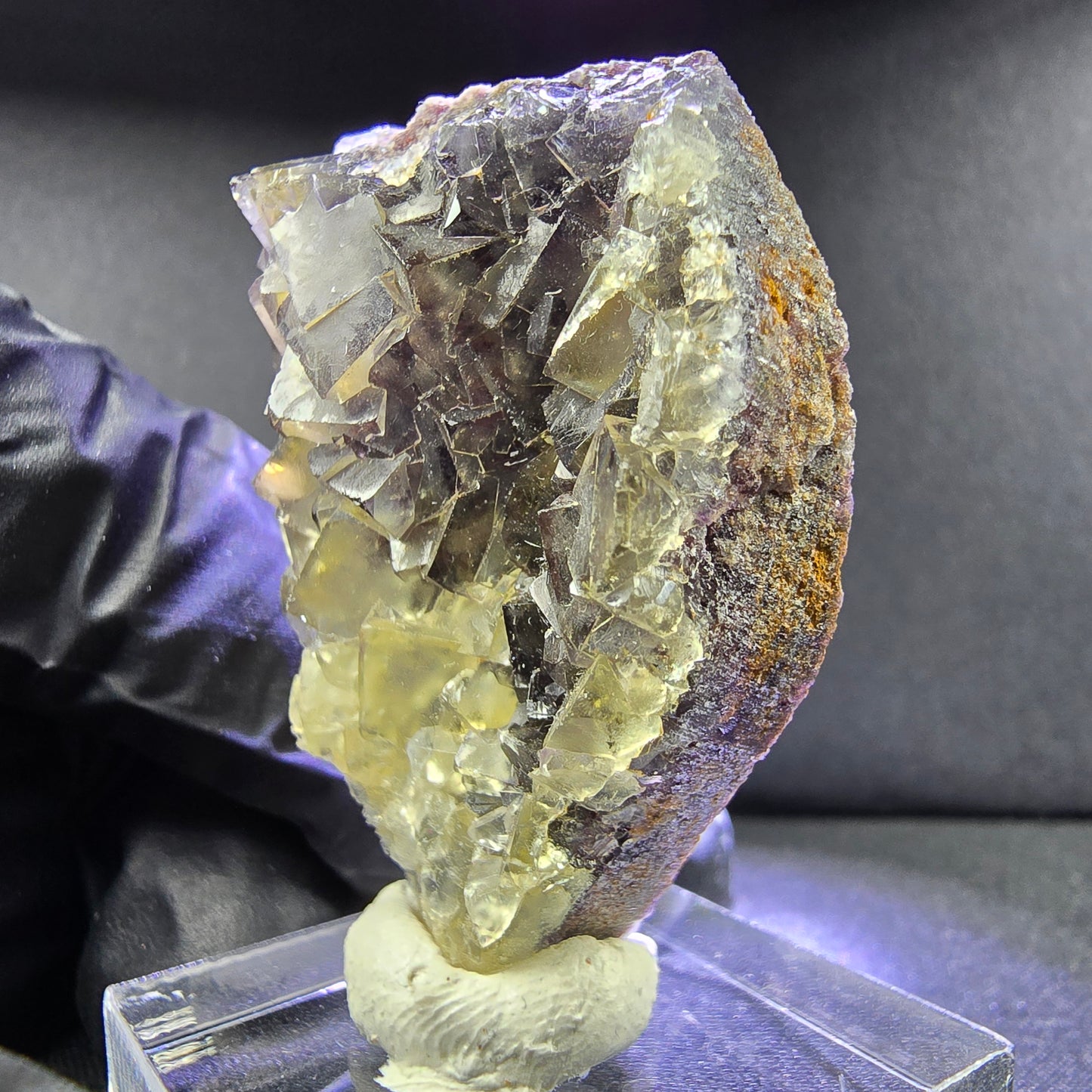 Rare Zonare Fluorite XX niveau cube jaune violet 43*28*15mm d'Okorusu, Namibie