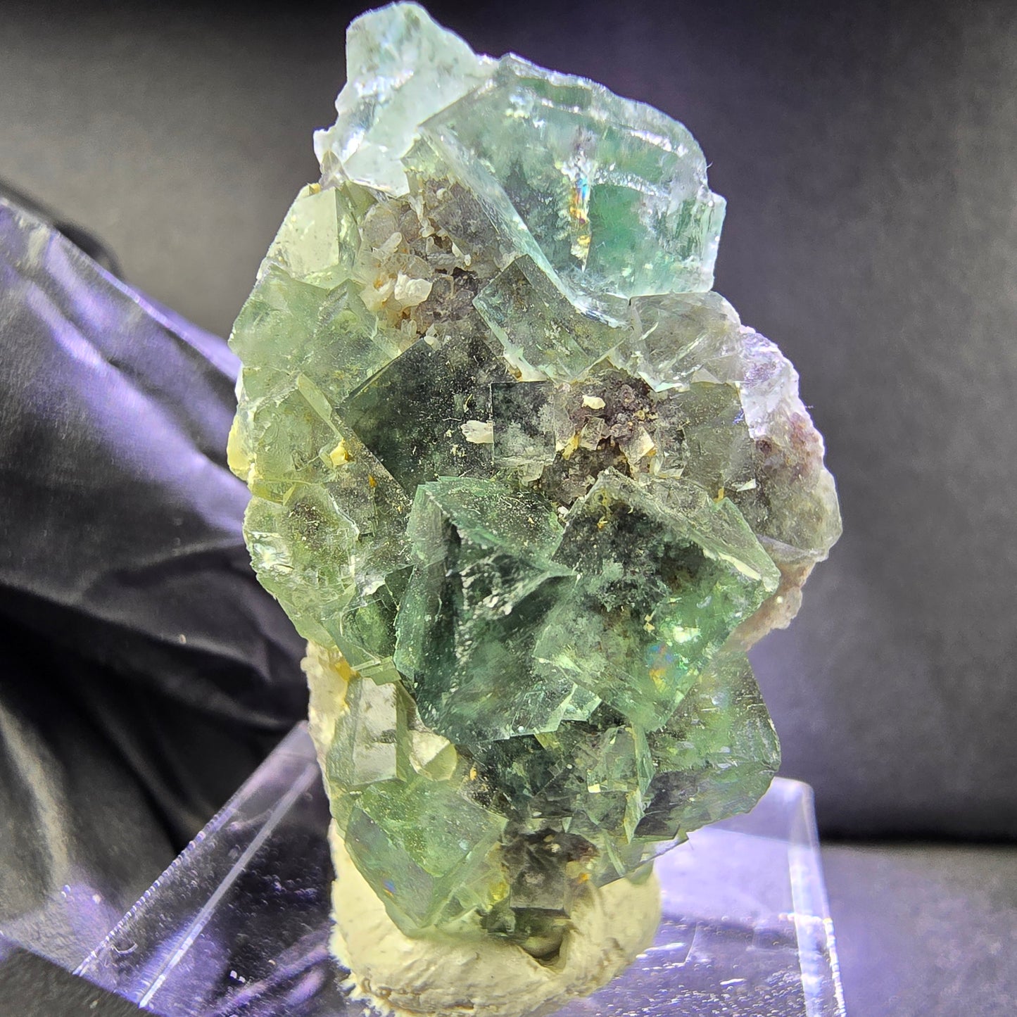 Sehr klare Zonare Fluorit XX Würfel Stufe grün lila 36*22*16mm Okorusu, Namibia