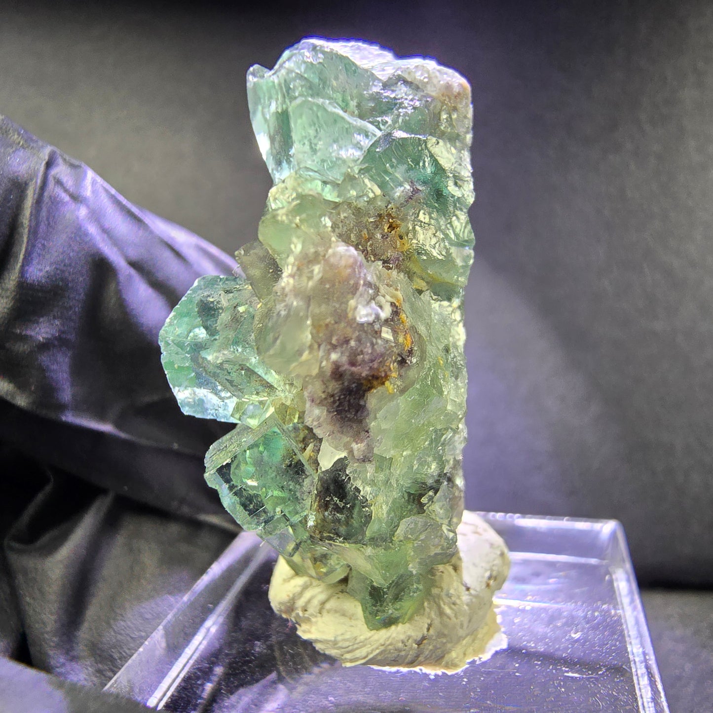 Sehr klare Zonare Fluorit XX Würfel Stufe grün lila 36*22*16mm Okorusu, Namibia