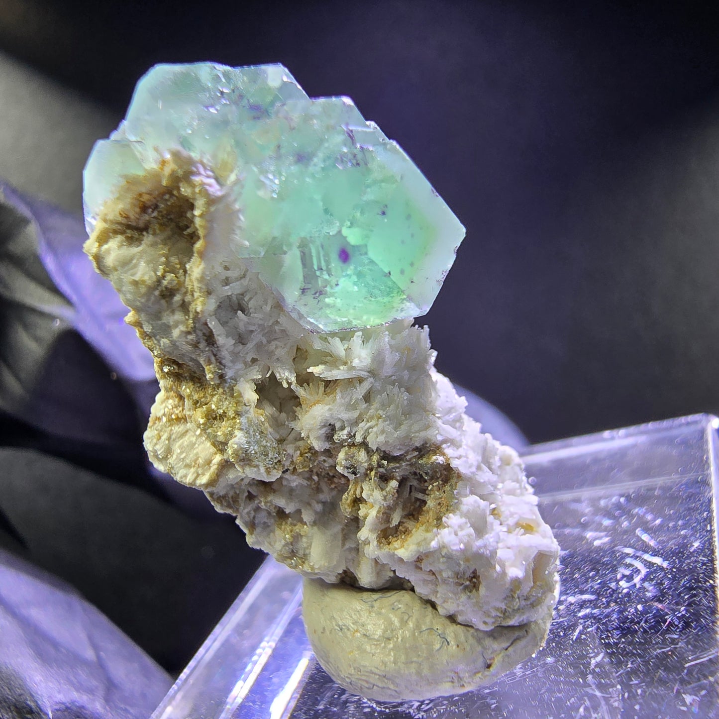 Klare Phantom Fluorit Oktaeder, Muskovit auf Orthoklas 25*18*14mm Erongo Namibia