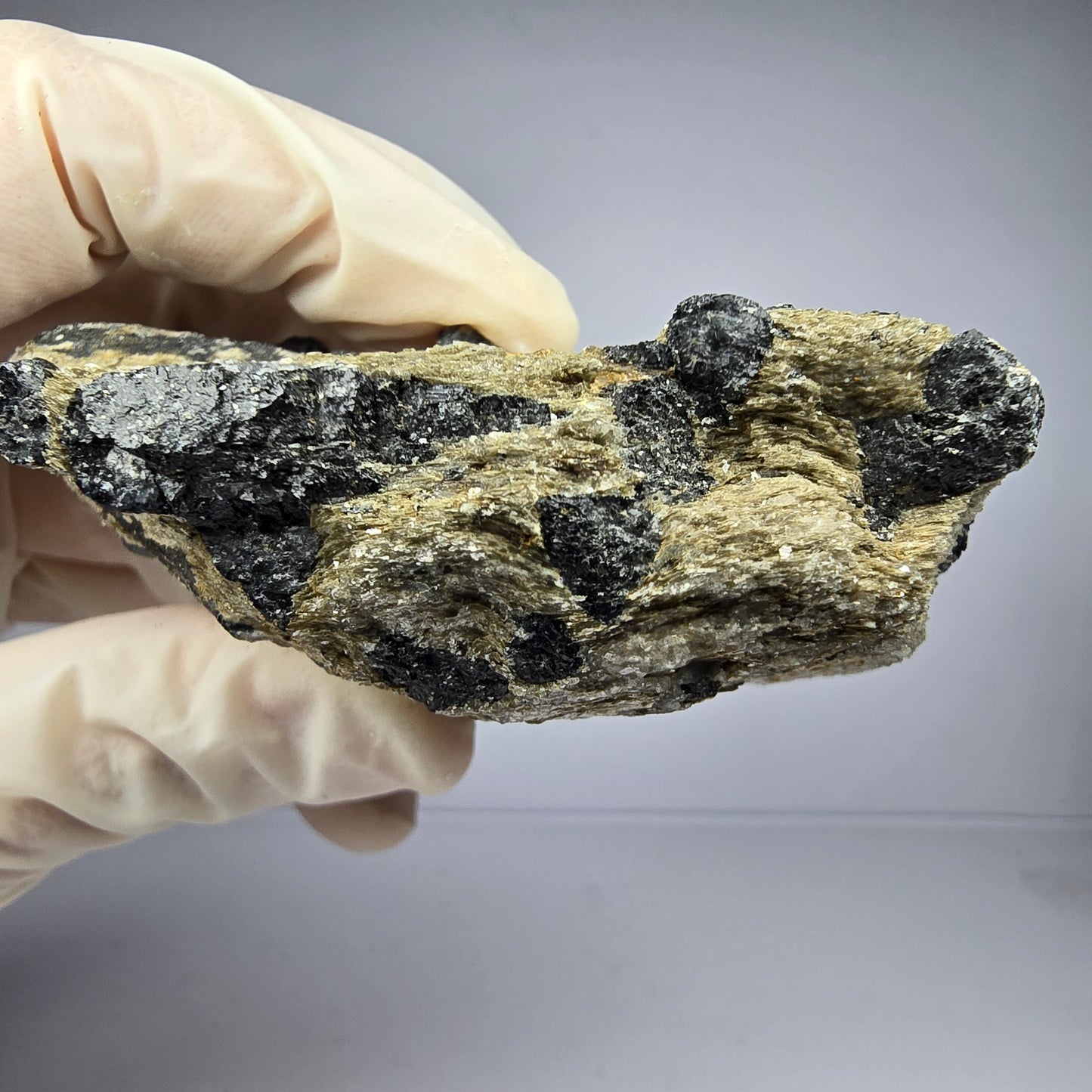 Seltene Schörl Turmalin auf Matrix Stufe 76*63*32mm Namibia Mineraliensammlung