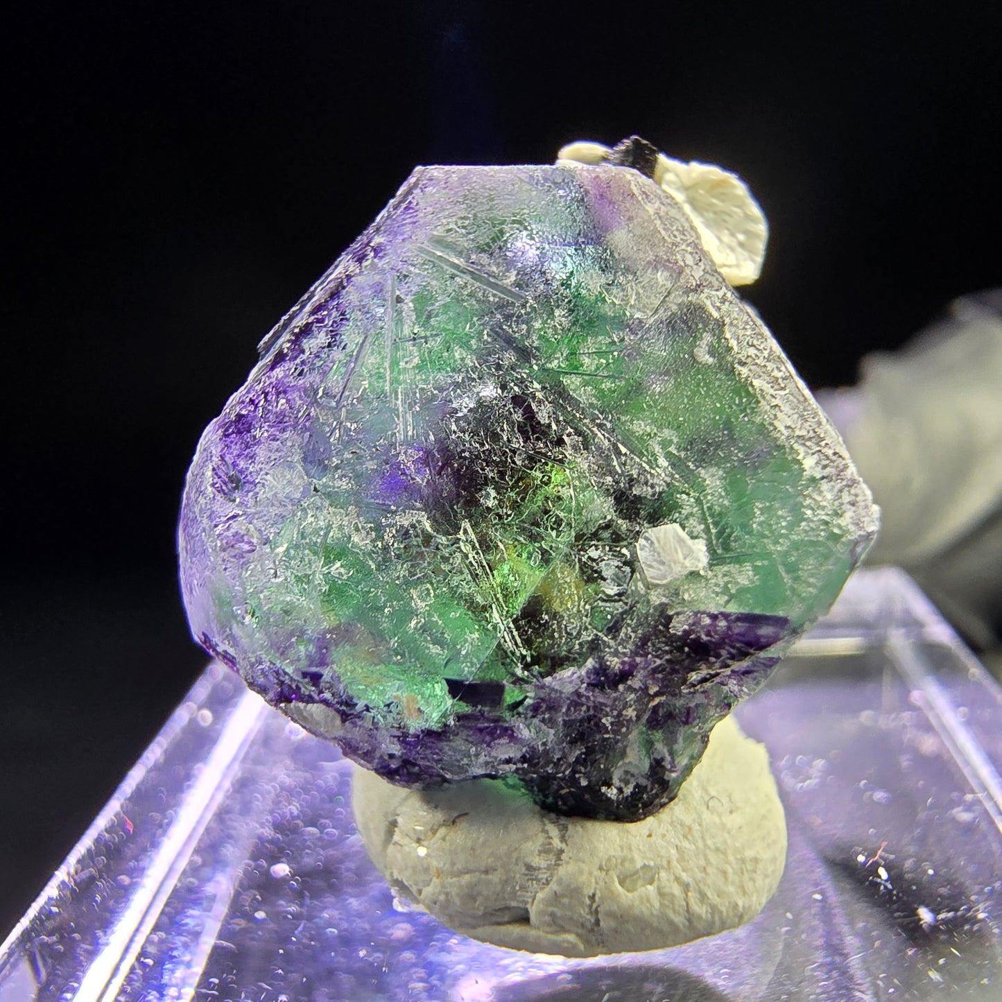 Zonarer Fluorit Kristall mit Schörl und Muskovit 19*15*14mm aus Erongo, Namibia