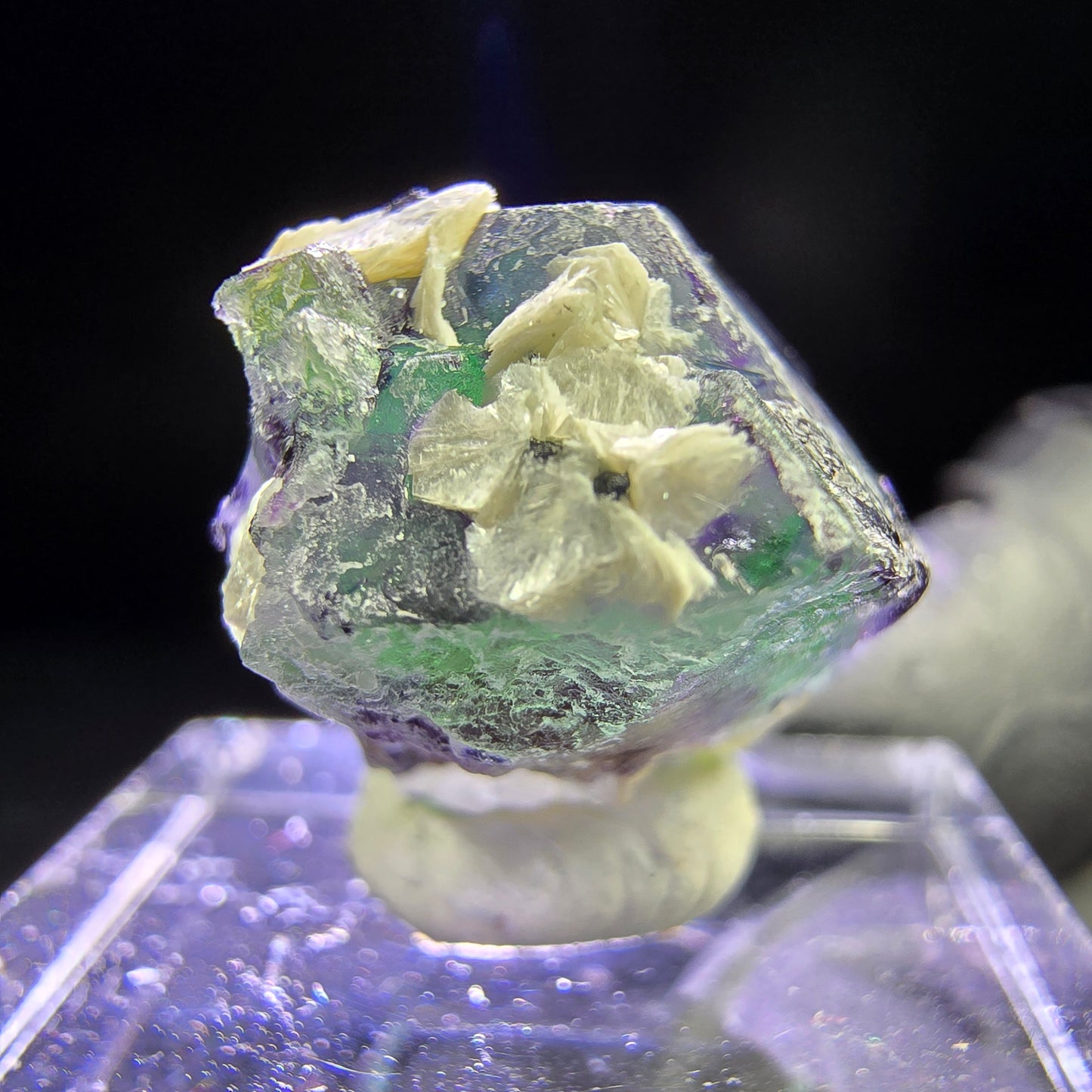 Zonarer Fluorit Kristall mit Schörl und Muskovit 19*15*14mm aus Erongo, Namibia