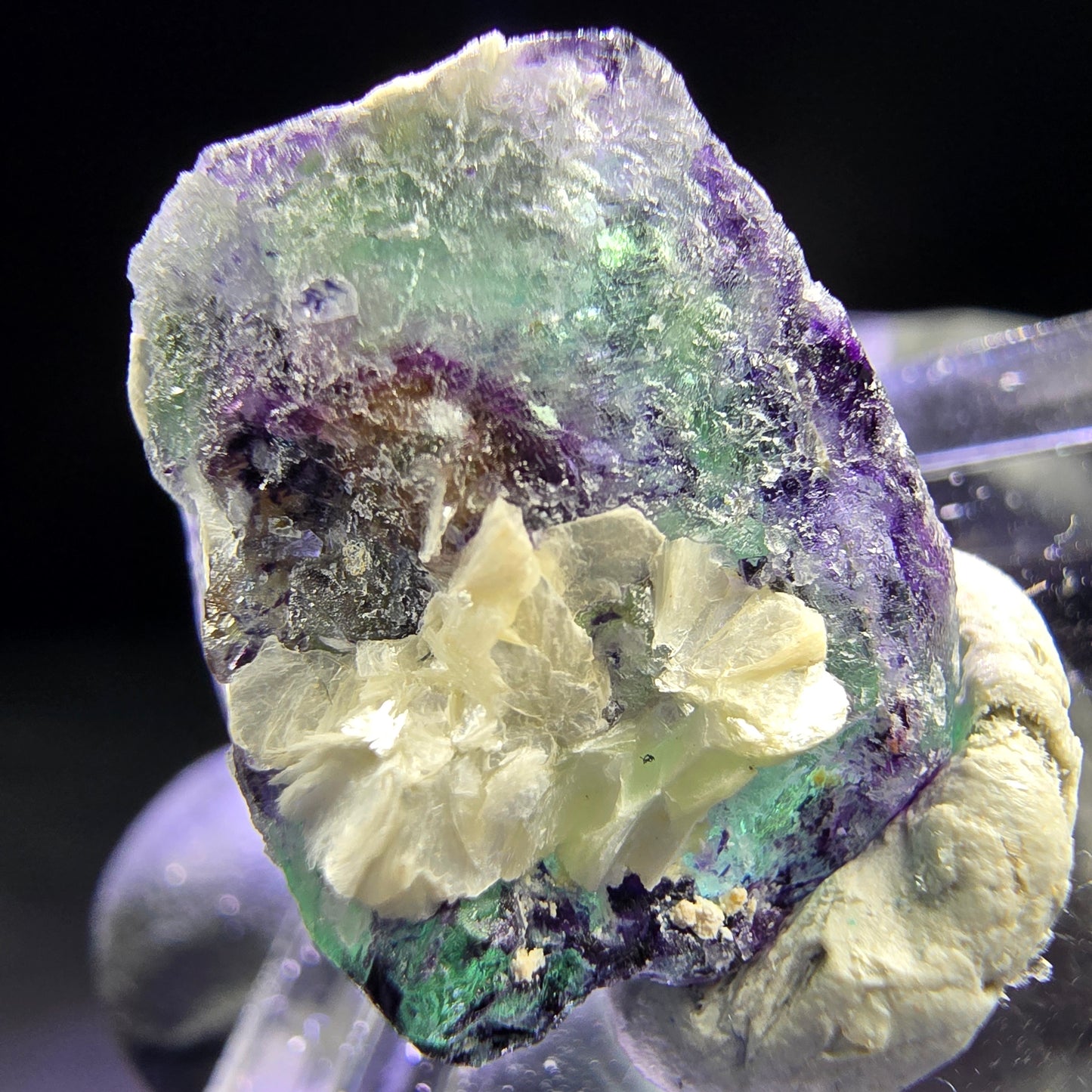 Zonarer Fluorit Kristall mit Schörl und Muskovit 19*15*14mm aus Erongo, Namibia