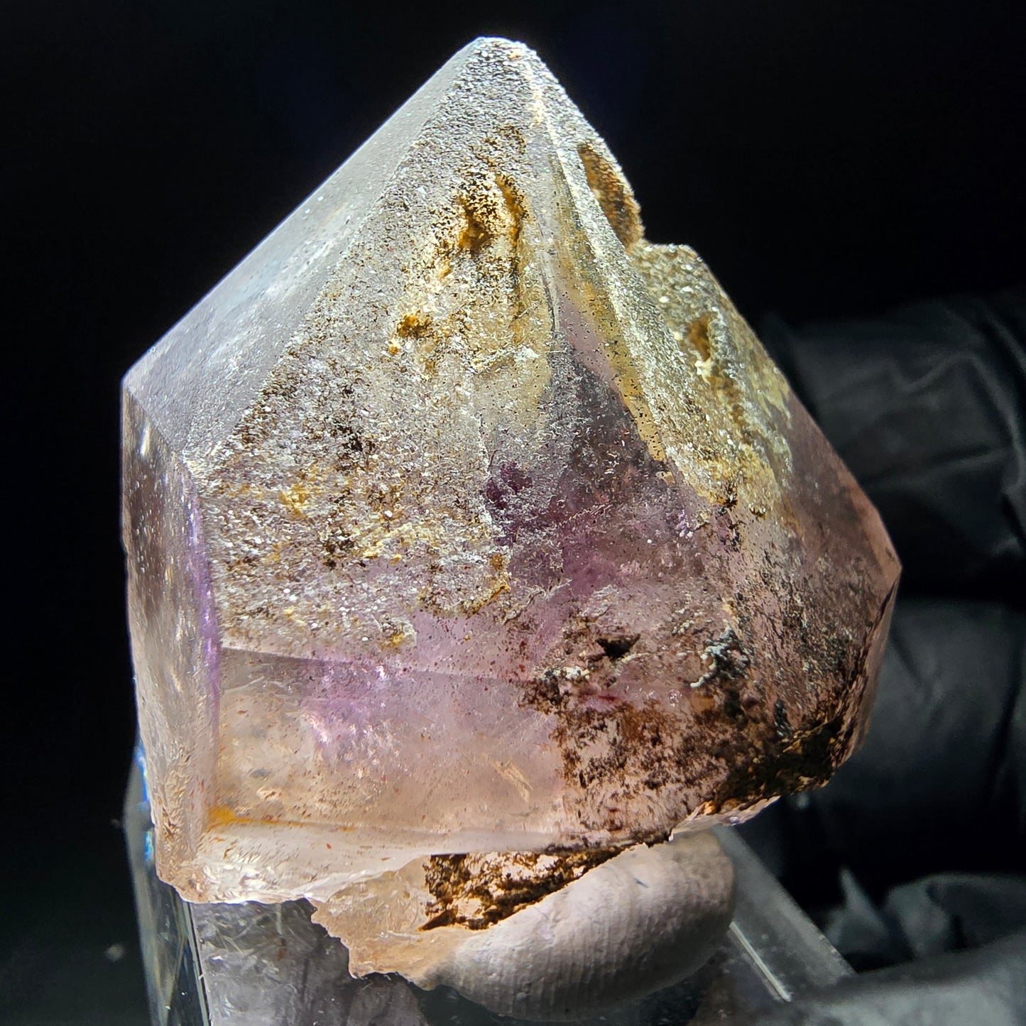 Klare Phantom Amethyst Fensterquarz Spitze 37*34*30mm aus Goboboseb, Namibia