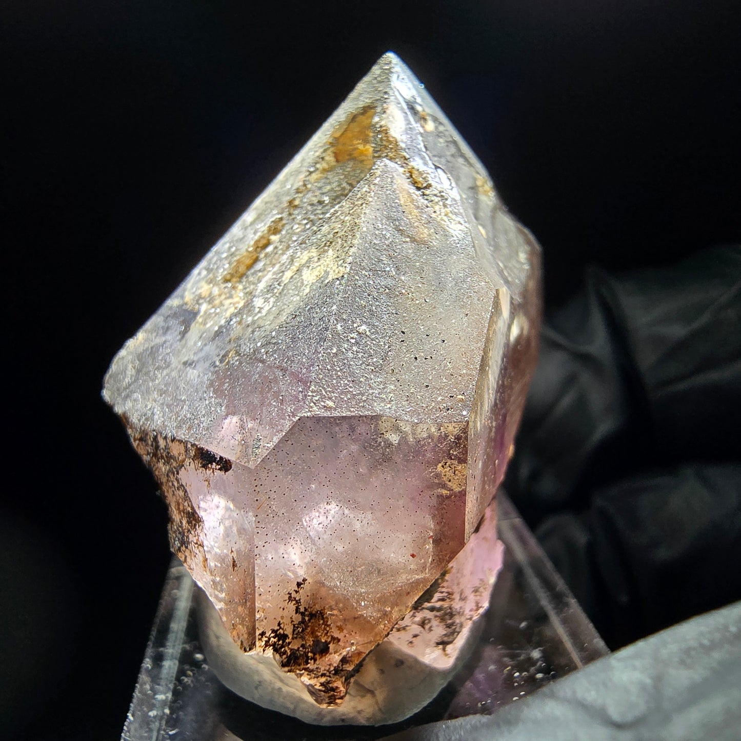 Klare Phantom Amethyst Fensterquarz Spitze 37*34*30mm aus Goboboseb, Namibia