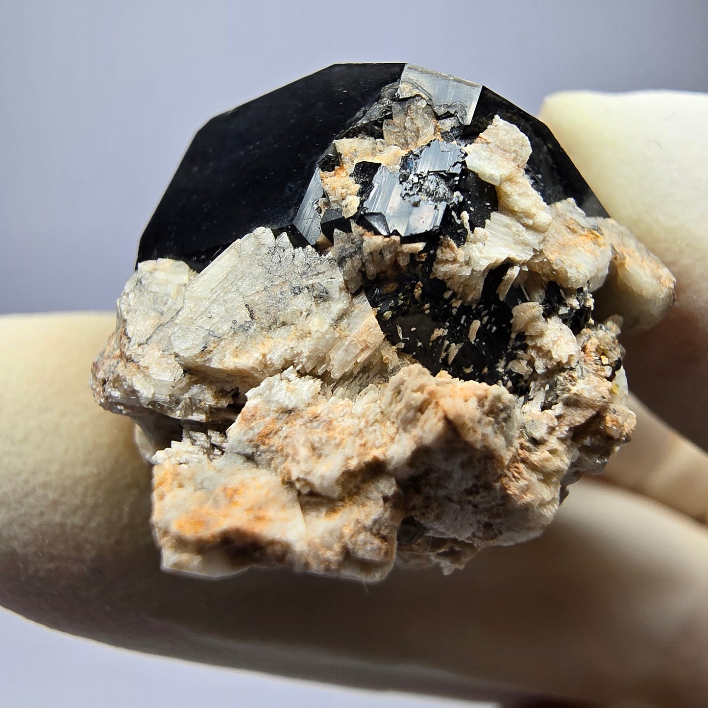 Symm. Schörl Turmalin Orthoklas Hyalit Stufe Erongo, Namibia 24*23*20mm Sammlung