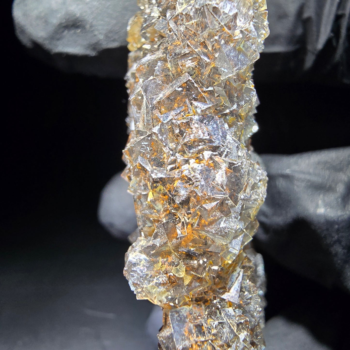 Cube de fluorite Zonar transparent, niveau violet jaune Okorusu, Collection namibie 61*54*17mm