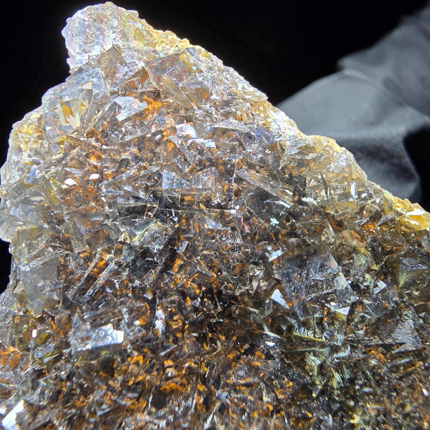 Cube de fluorite Zonar transparent, niveau violet jaune Okorusu, Collection namibie 61*54*17mm