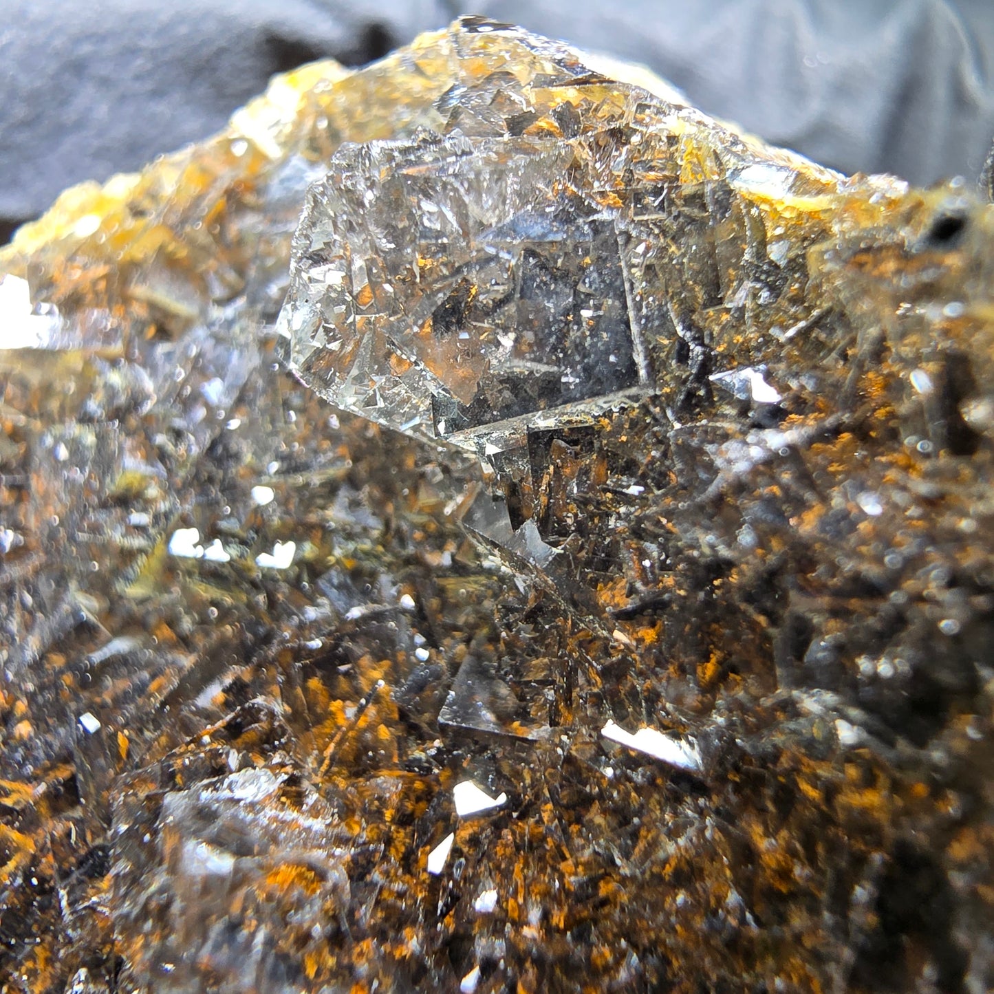 Cube de fluorite Zonar transparent, niveau violet jaune Okorusu, Collection namibie 61*54*17mm