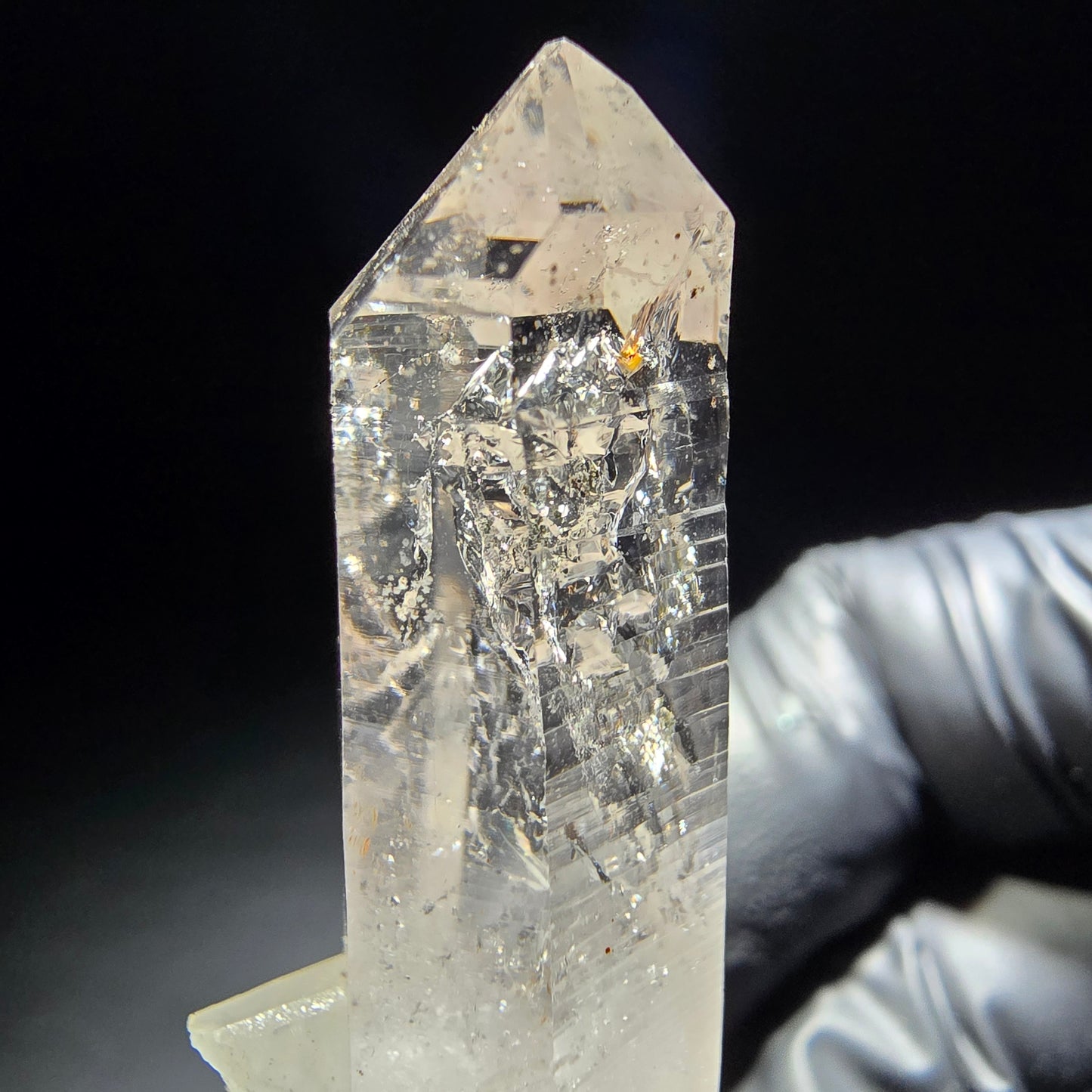 Klare Rauchquarz Spitze mit orangenem Eisen Goboboseb, Namibia 46*16*16mm