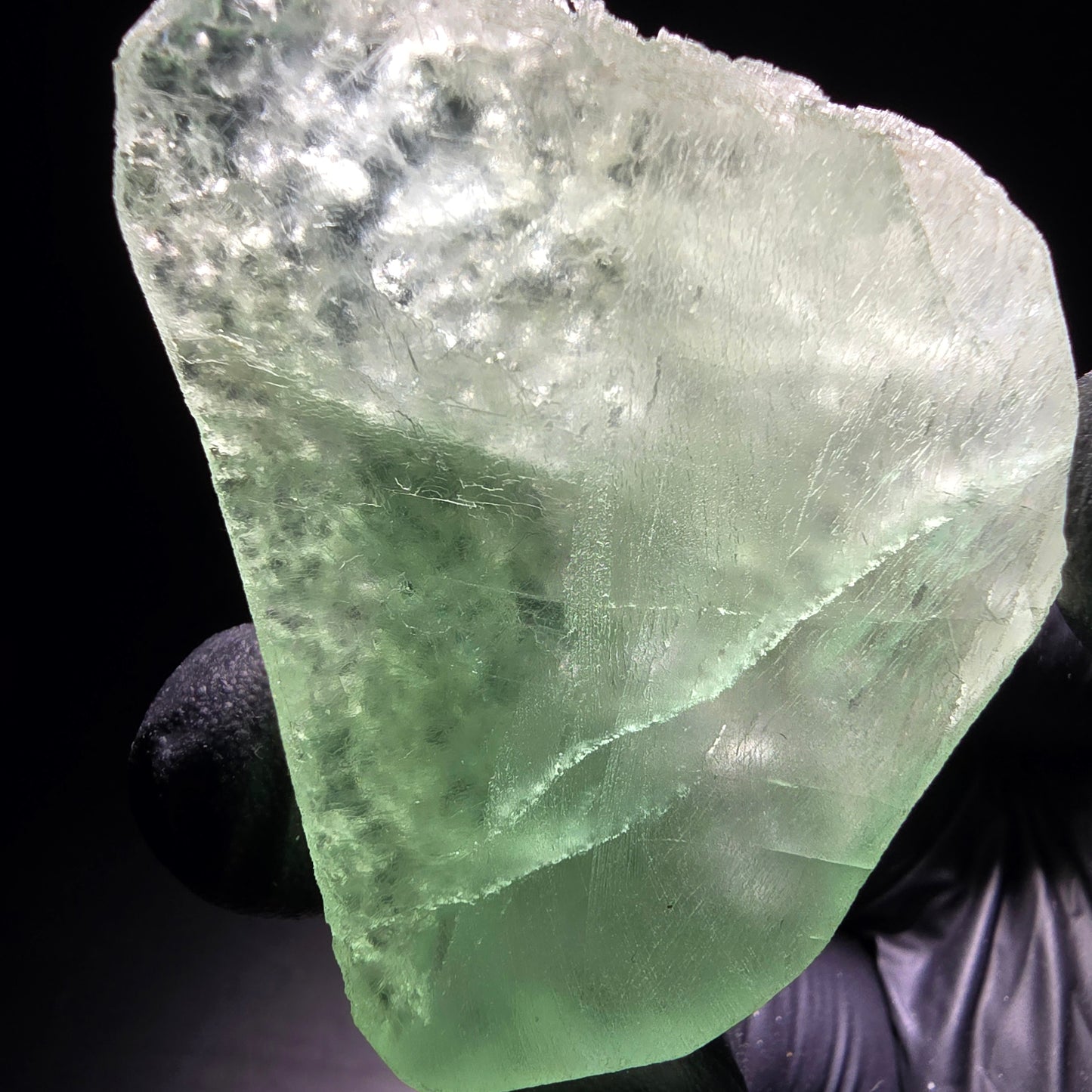Étape de cube de fluorite très claire (UV), Omehane classée verte, Namibie 48*46*12mm