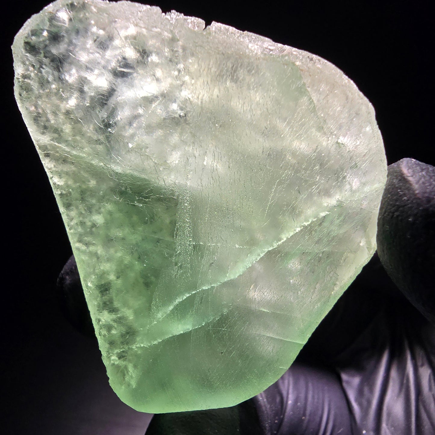 Étape de cube de fluorite très claire (UV), Omehane classée verte, Namibie 48*46*12mm