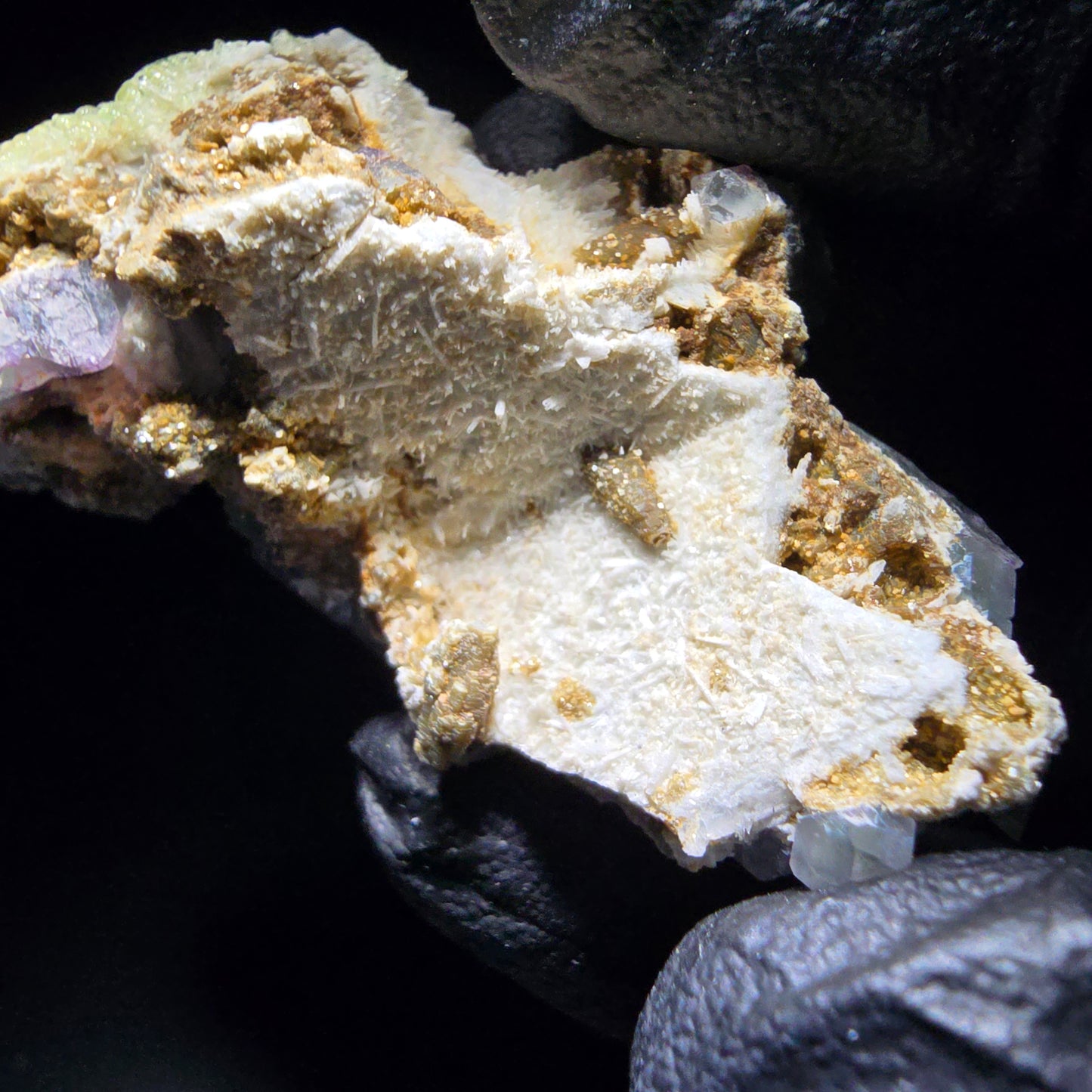Zonare Fluorit, Muskovit, Hyalit, Orthoklas Stufe Erongo Namibia 58*31*21mm
