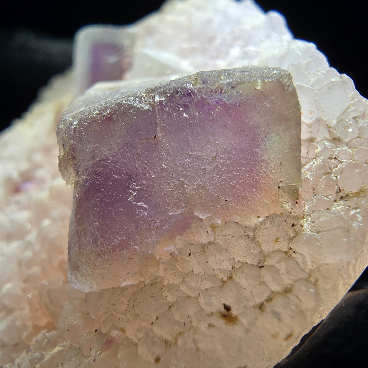 Cube de fluorite fantôme sur scène de quartz violet vert Omehane, Namibie 58*52*19mm