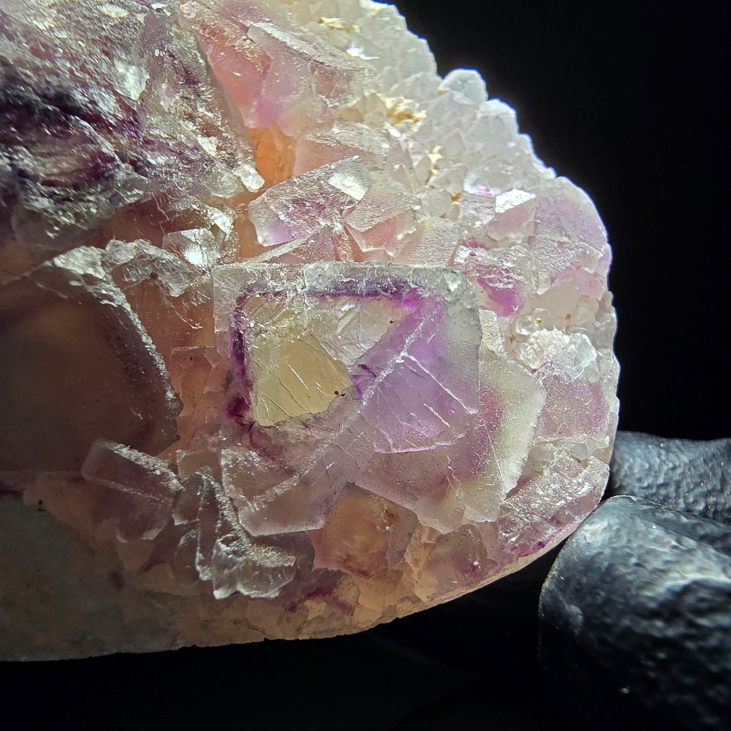 Cube de fluorite fantôme sur scène de quartz violet vert Omehane, Namibie 67*50*17mm