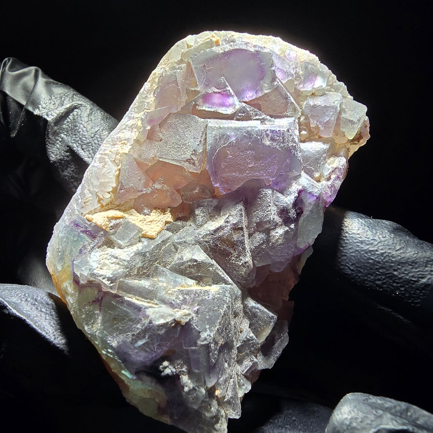 Cube de fluorite fantôme sur scène de quartz violet vert Omehane, Namibie 67*41*29mm