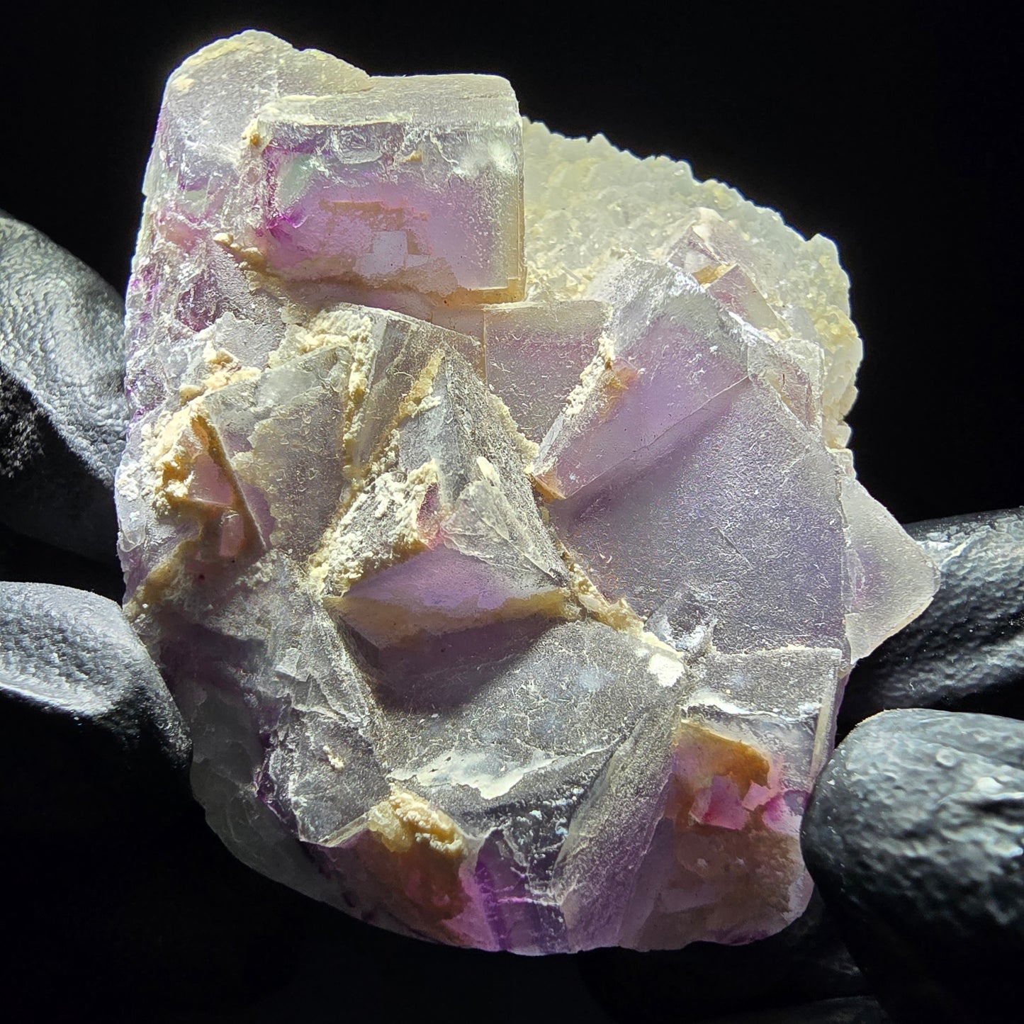 Cube de fluorite fantôme sur scène de quartz violet vert Omehane, Namibie 65*55*19mm