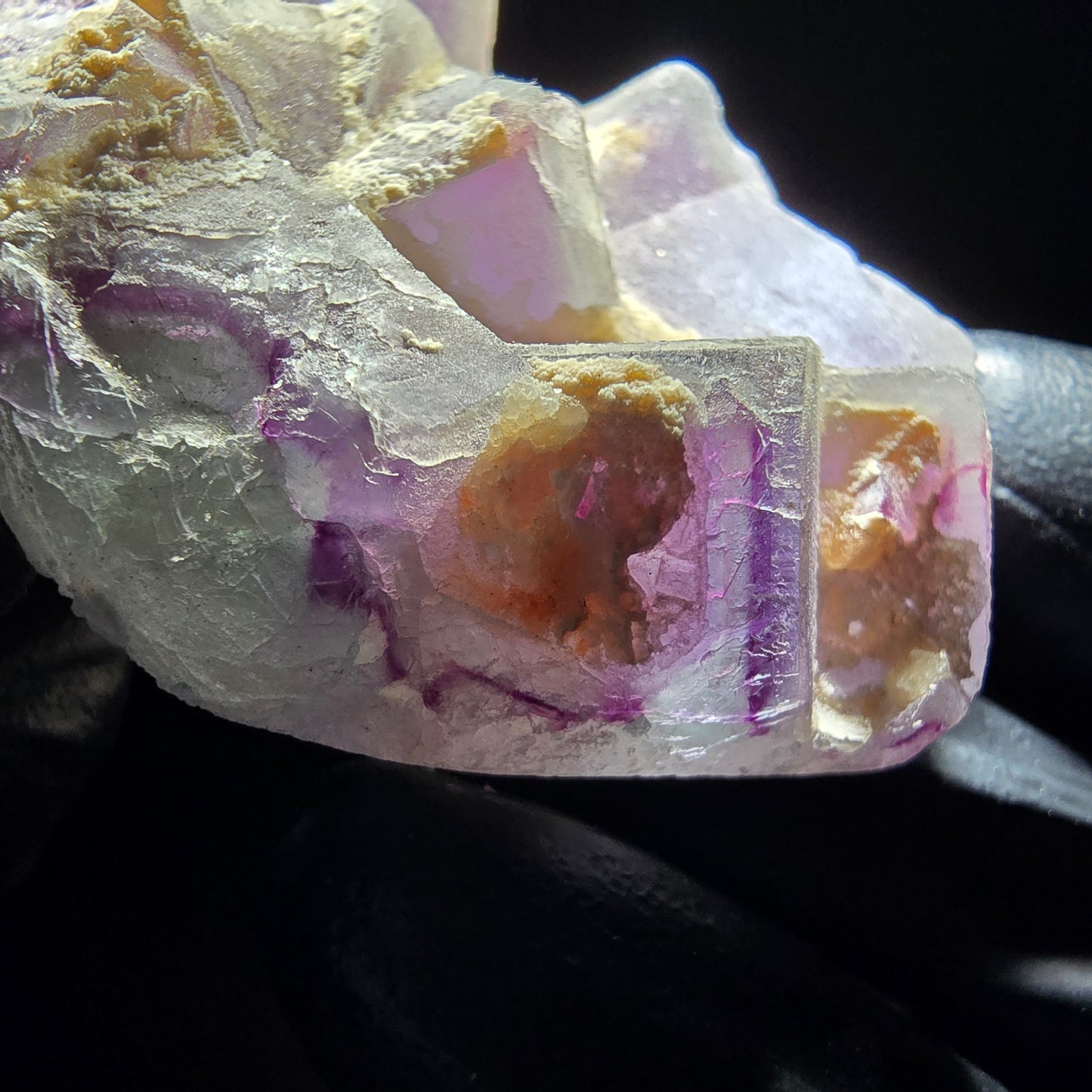 Cube de fluorite fantôme sur scène de quartz violet vert Omehane, Namibie 65*55*19mm