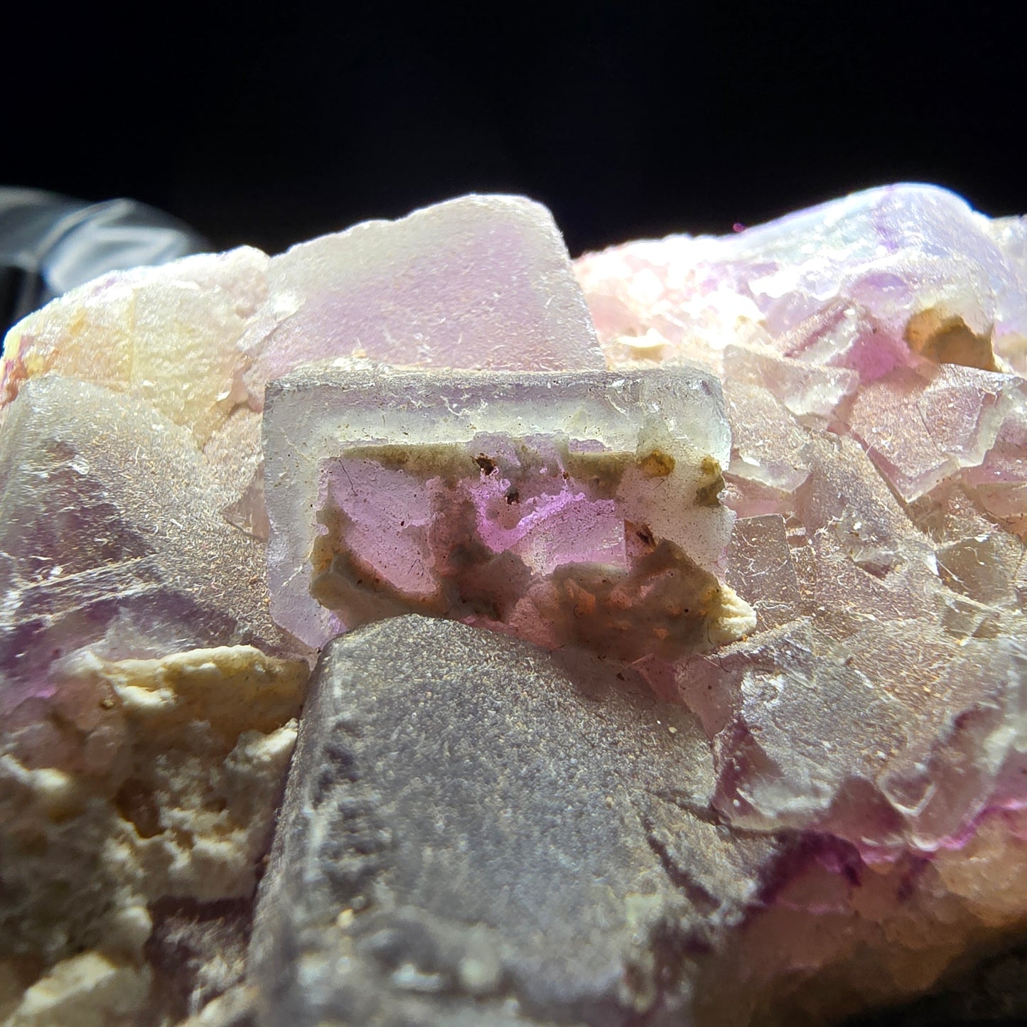Cube de fluorite fantôme sur scène de quartz violet vert Omehane, Namibie 73*52*18mm
