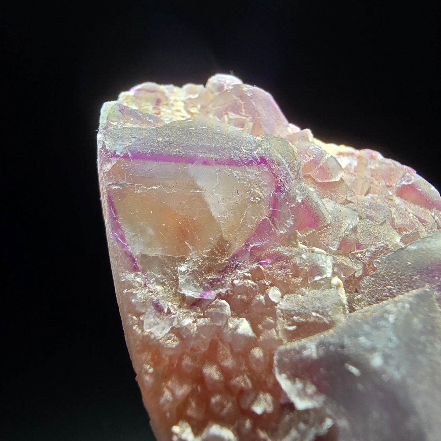 Cube de fluorite fantôme sur scène de quartz violet vert Omehane, Namibie 73*52*18mm