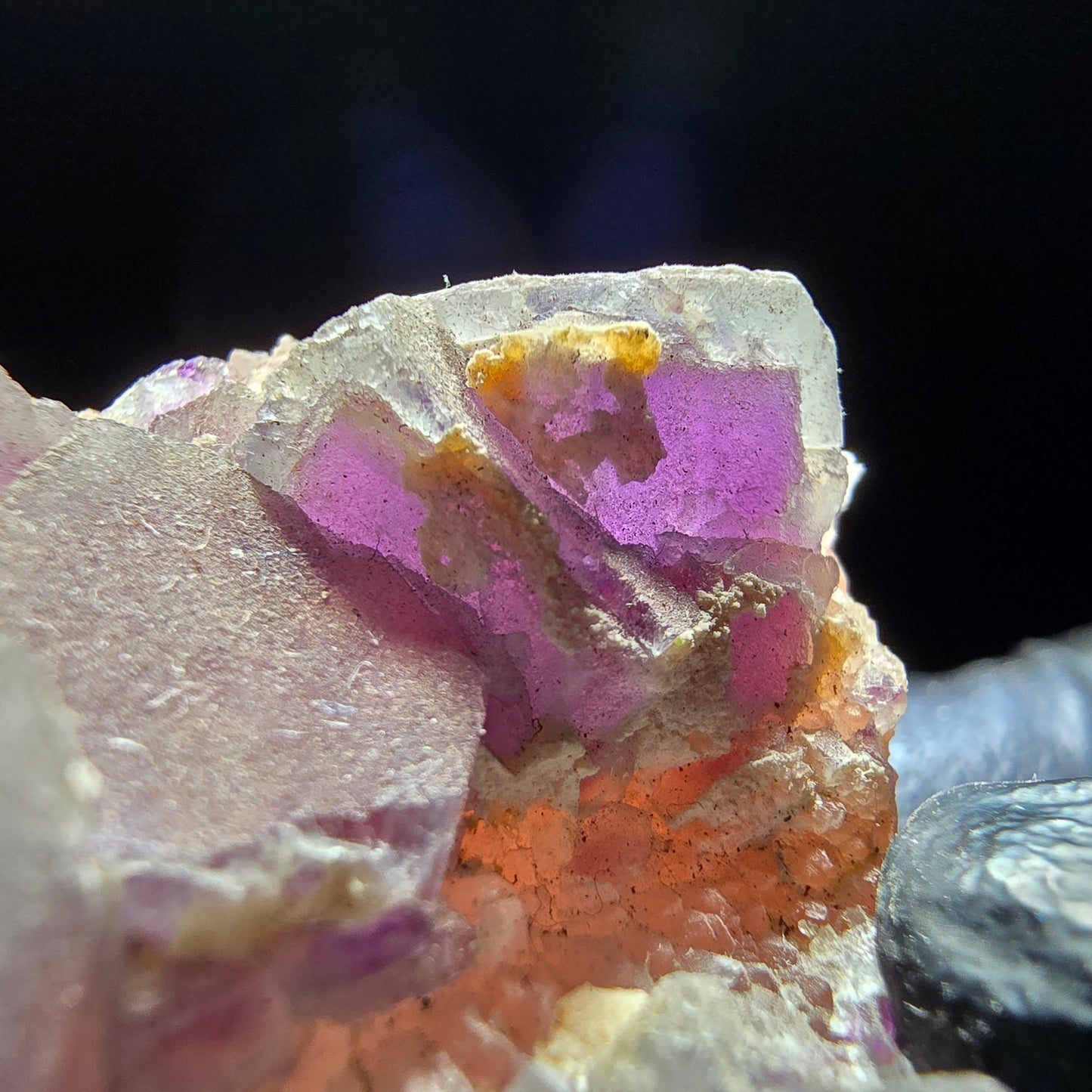 Cube de fluorite fantôme sur scène de quartz violet vert Omehane, Namibie 52*42*22mm