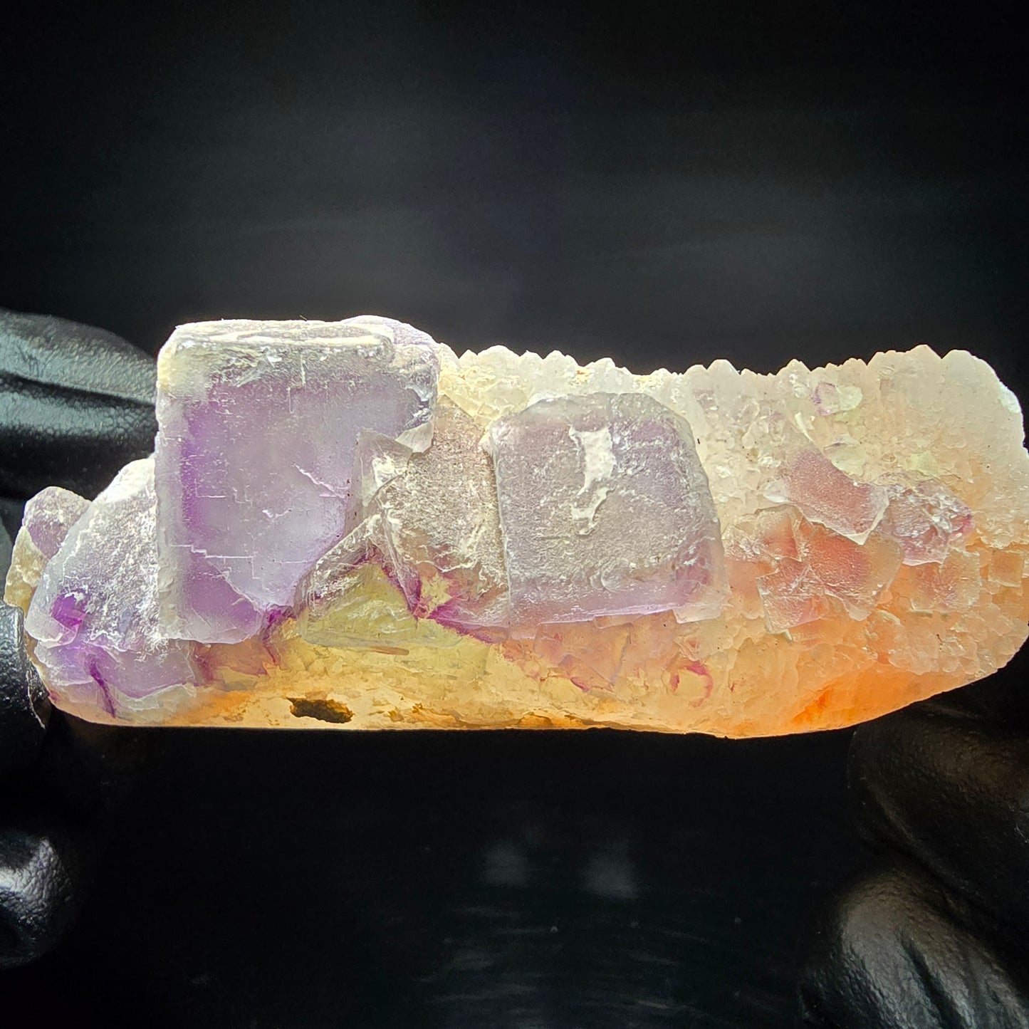 Cube de fluorite fantôme sur scène de quartz violet vert Omehane, Namibie 77*31*31mm