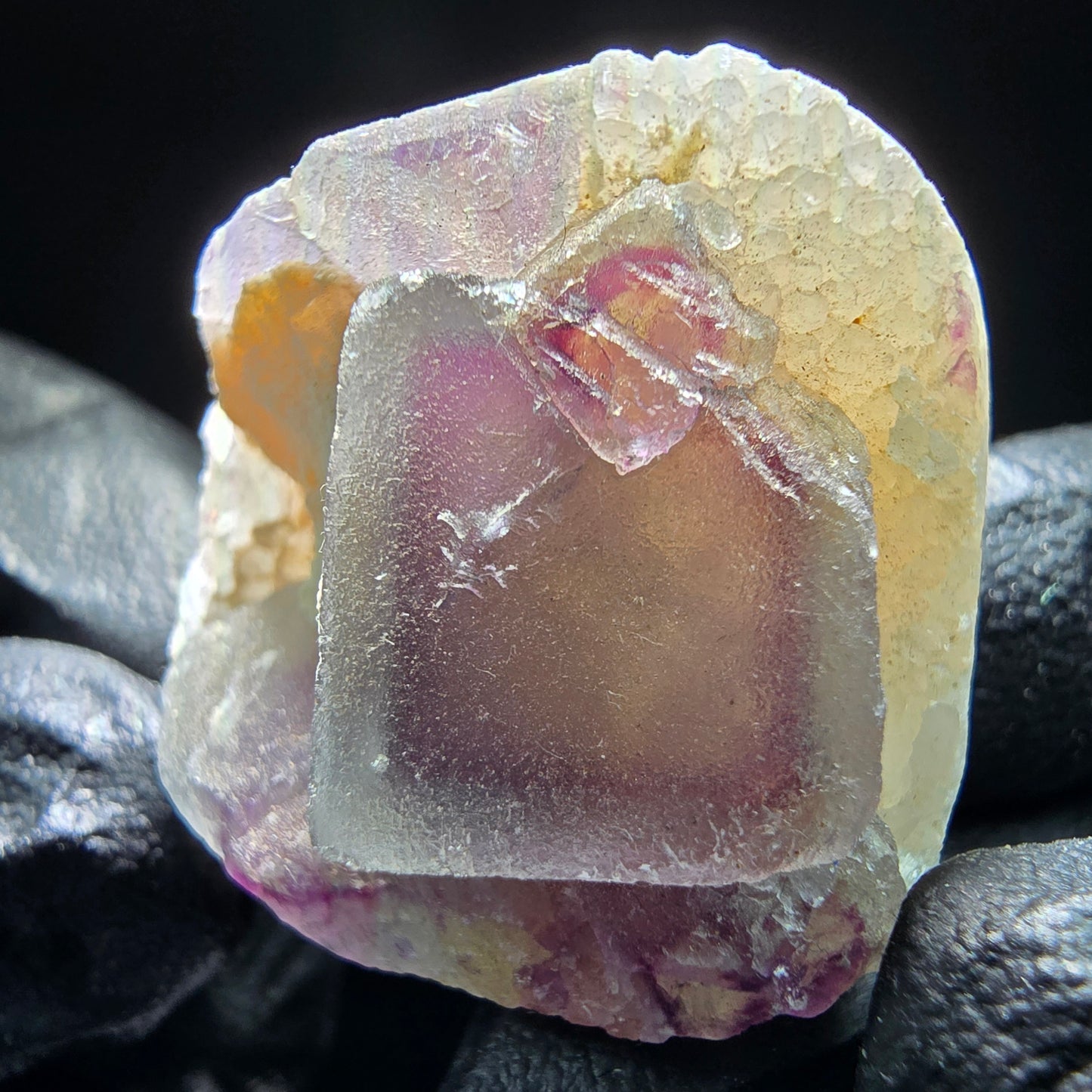 Cube de fluorite fantôme sur scène de quartz violet vert Omehane, Namibie 32*30*18mm