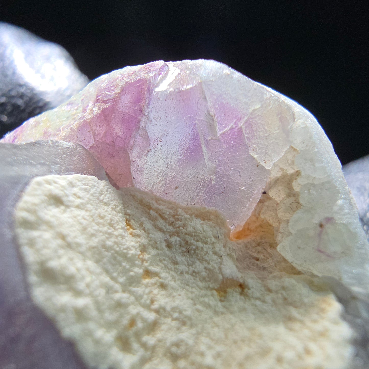 Cube de fluorite fantôme sur scène de quartz violet vert Omehane, Namibie 32*30*18mm