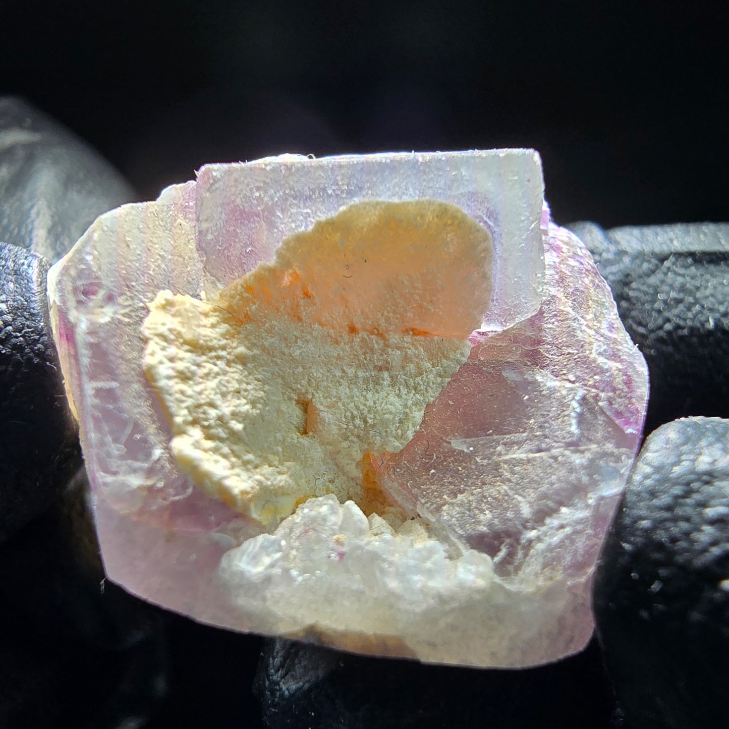 Cube de fluorite fantôme sur scène de quartz violet vert Omehane, Namibie 32*30*18mm