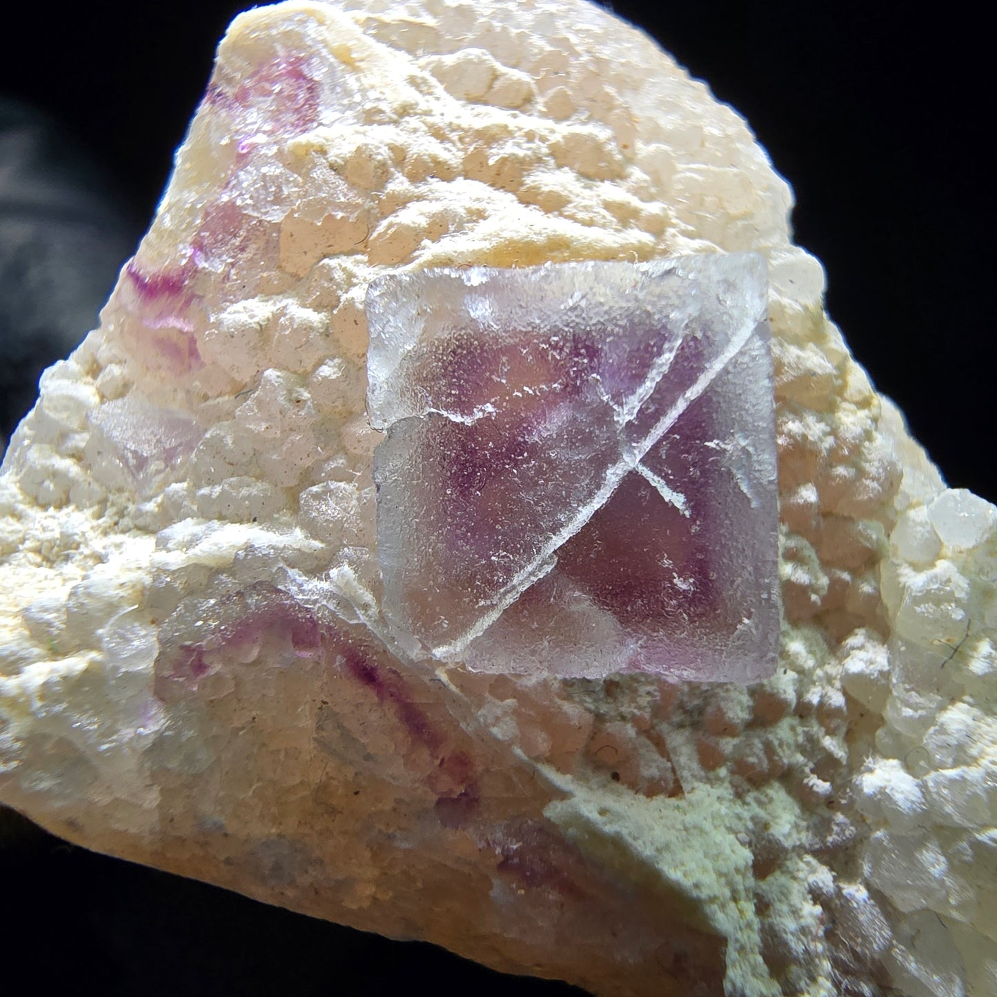 Cube de fluorite fantôme sur scène de quartz violet vert Omehane, Namibie 39*27*15mm